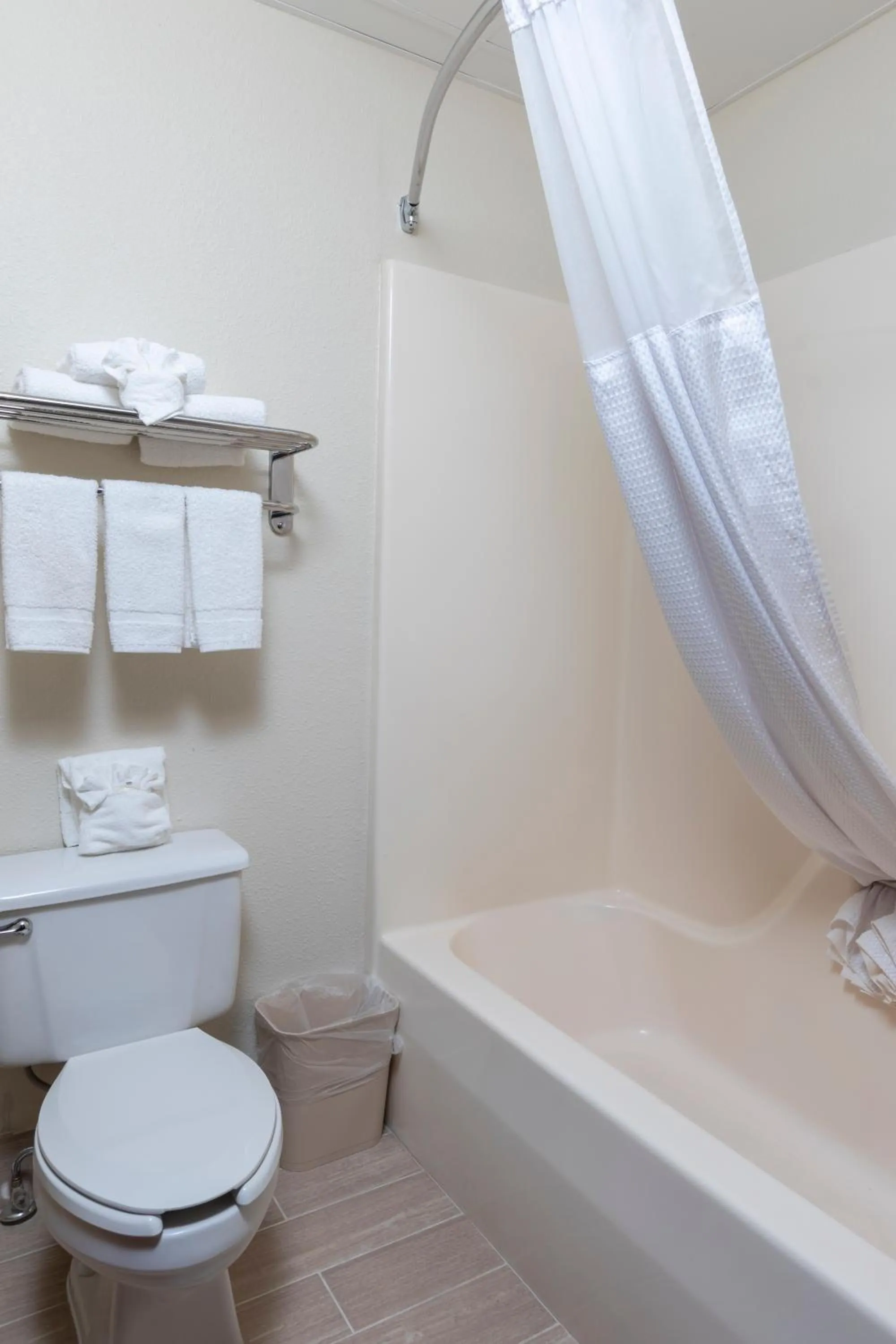 Bath in Quality Inn & Suites Mount Vernon