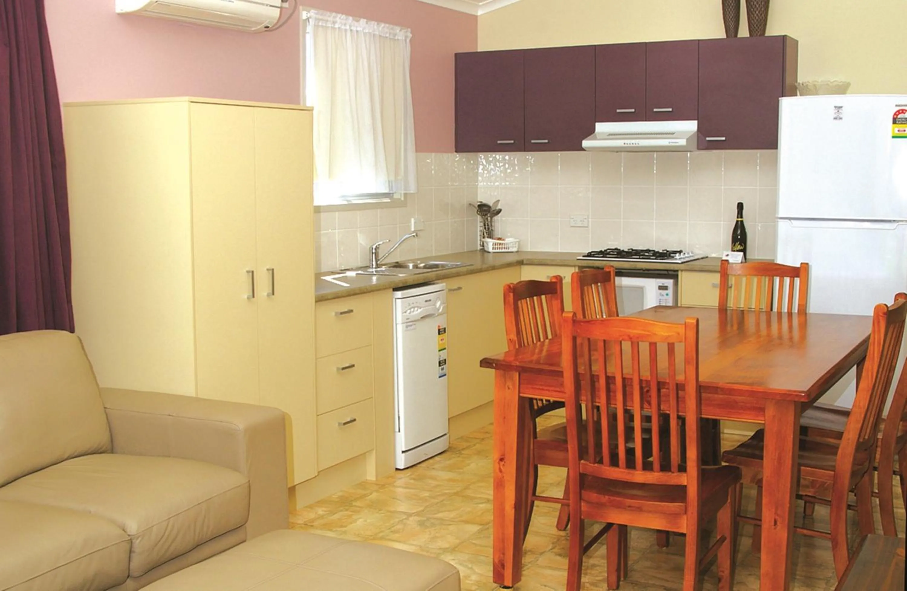 Kitchen or kitchenette in Smugglers Cove Holiday Village