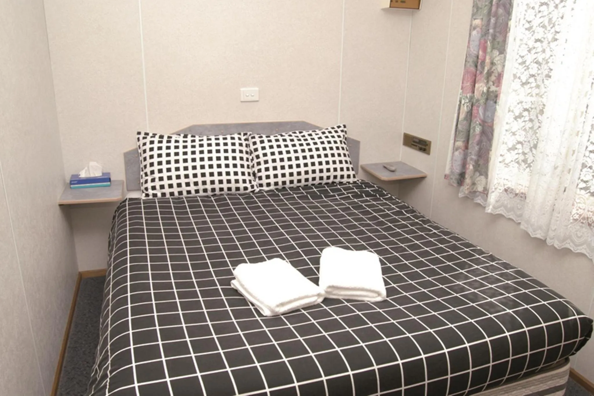 Bed in Smugglers Cove Holiday Village