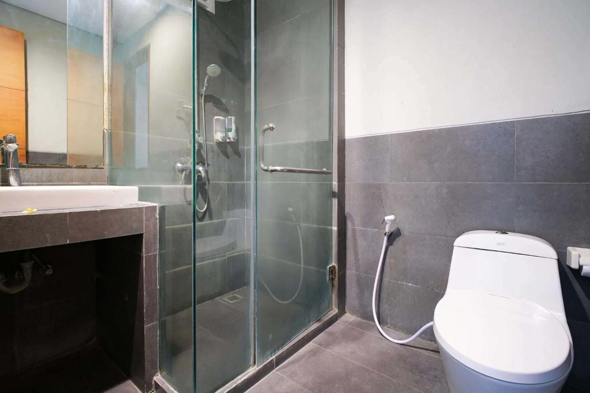 Bathroom in Kamini Legian Hotel