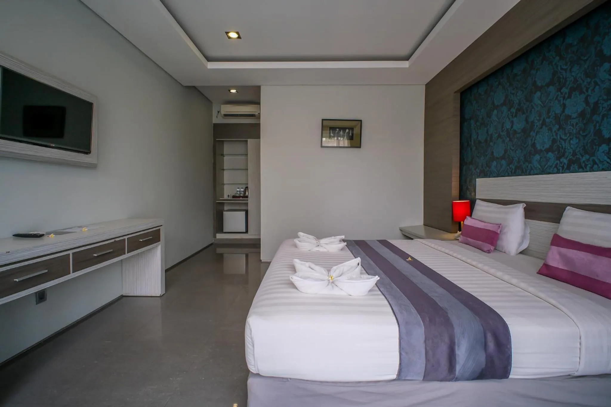 Bed in Kamini Legian Hotel