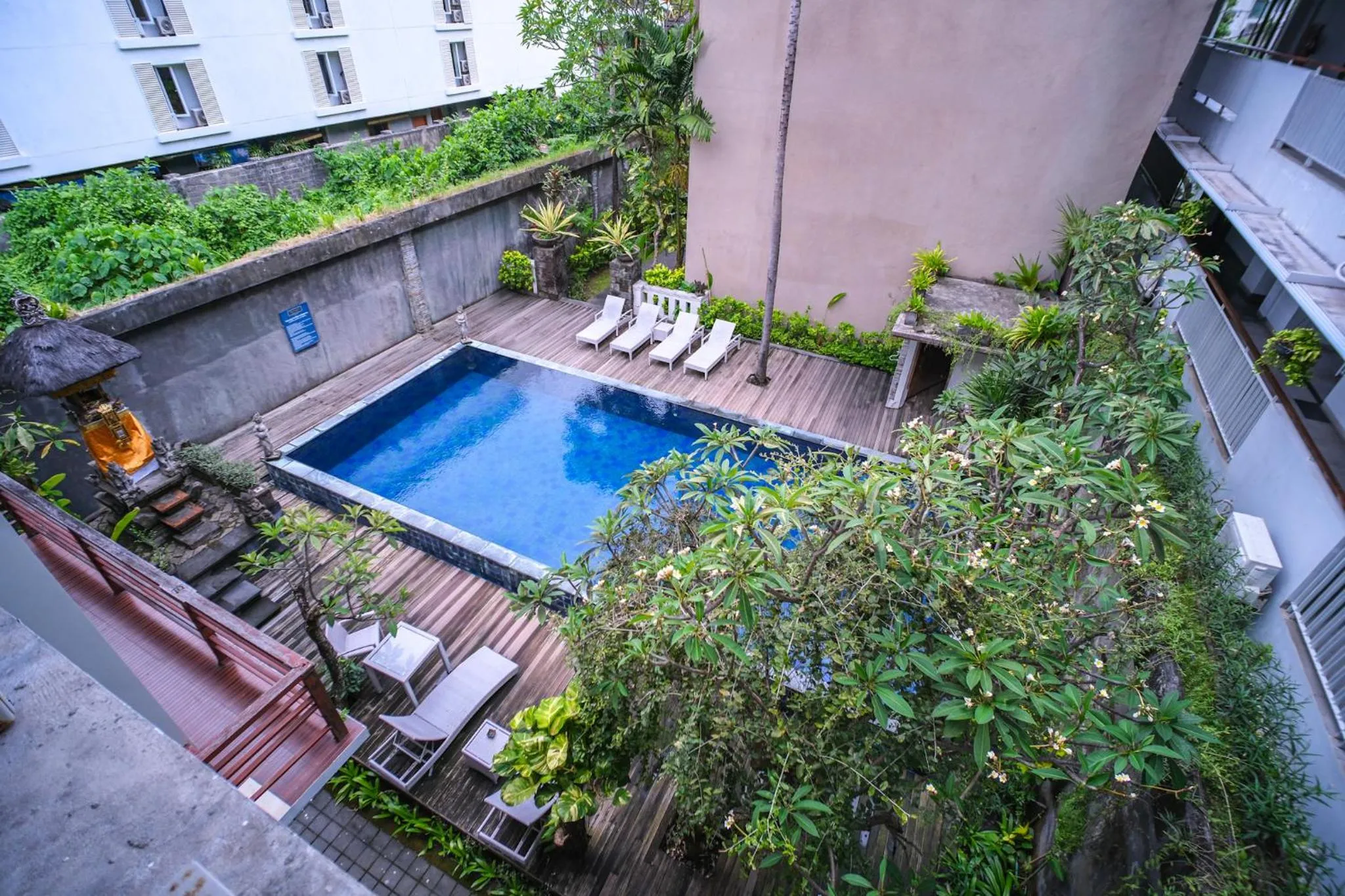 Swimming pool in Kamini Legian Hotel