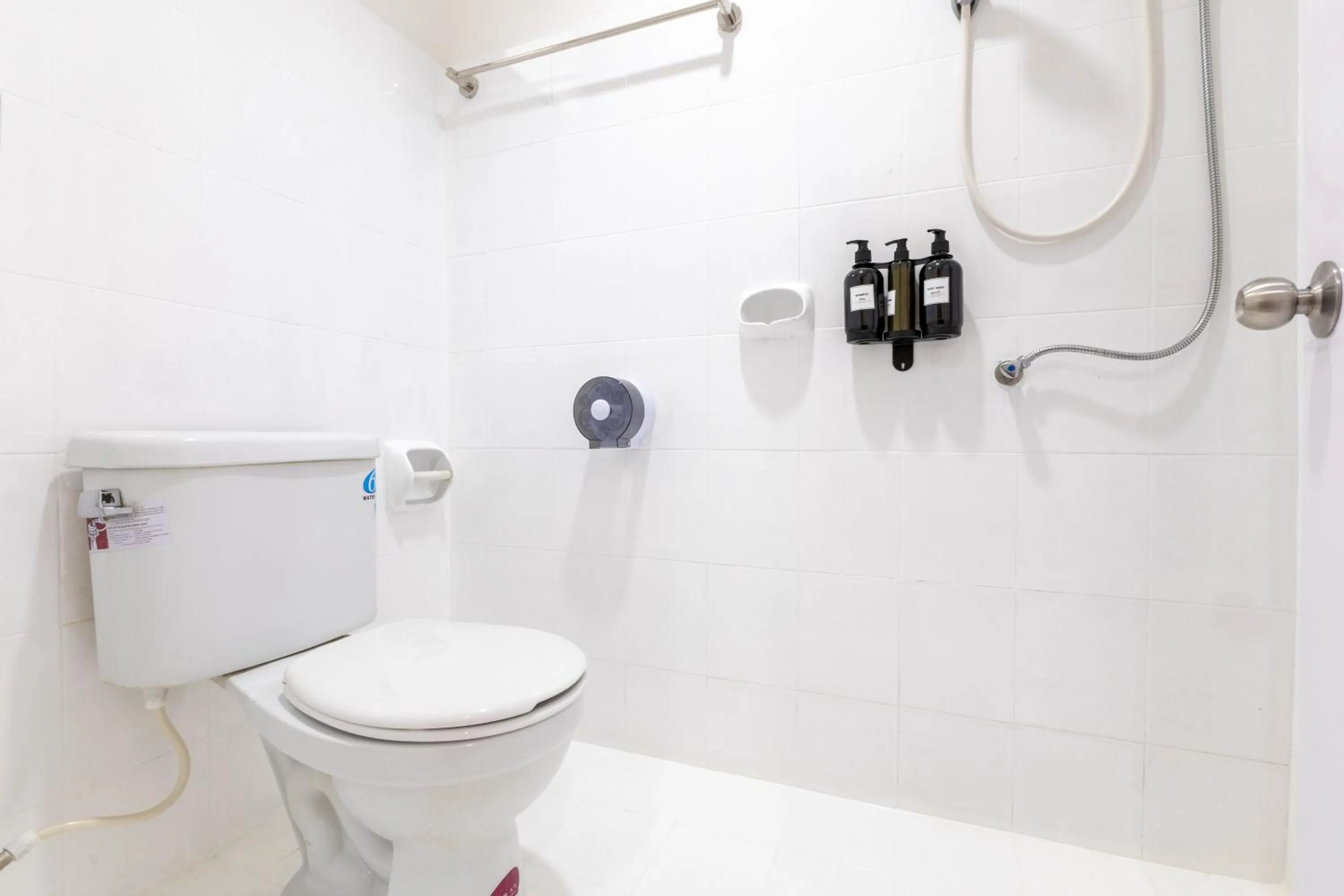 Shower in Calmly Stay Ratchada