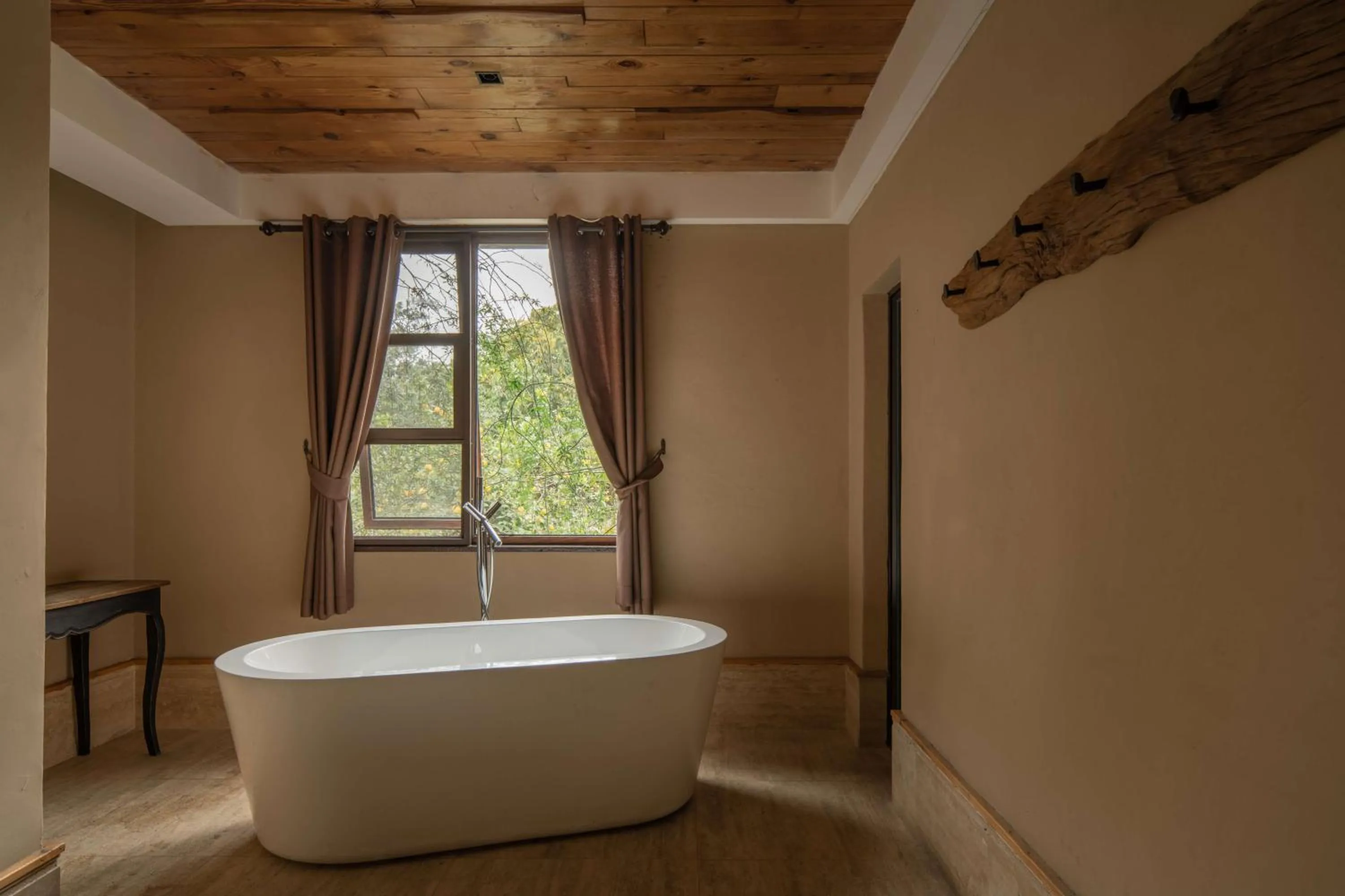 Hot Tub in YueLore Retreat