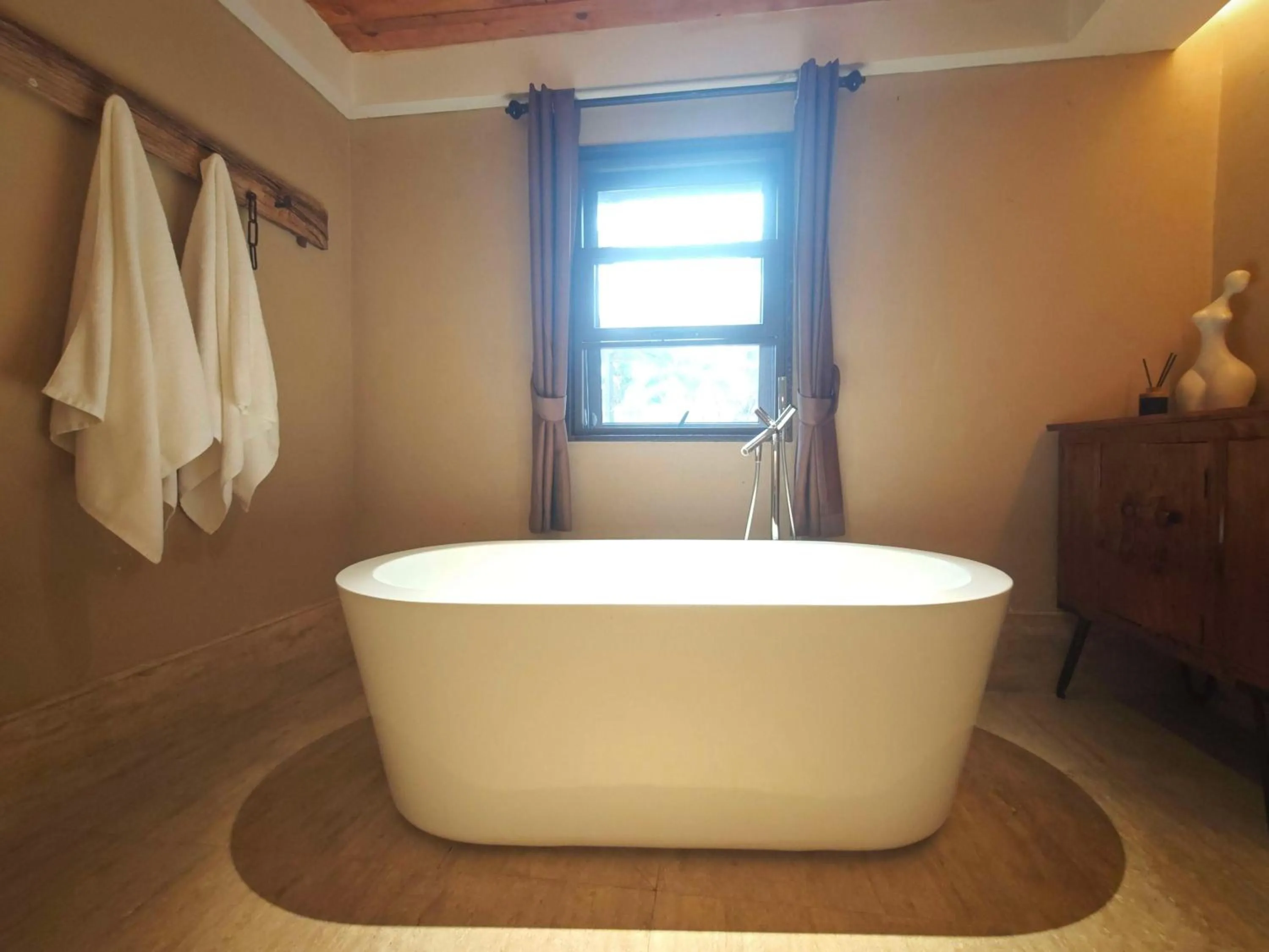 Hot Tub in YueLore Retreat