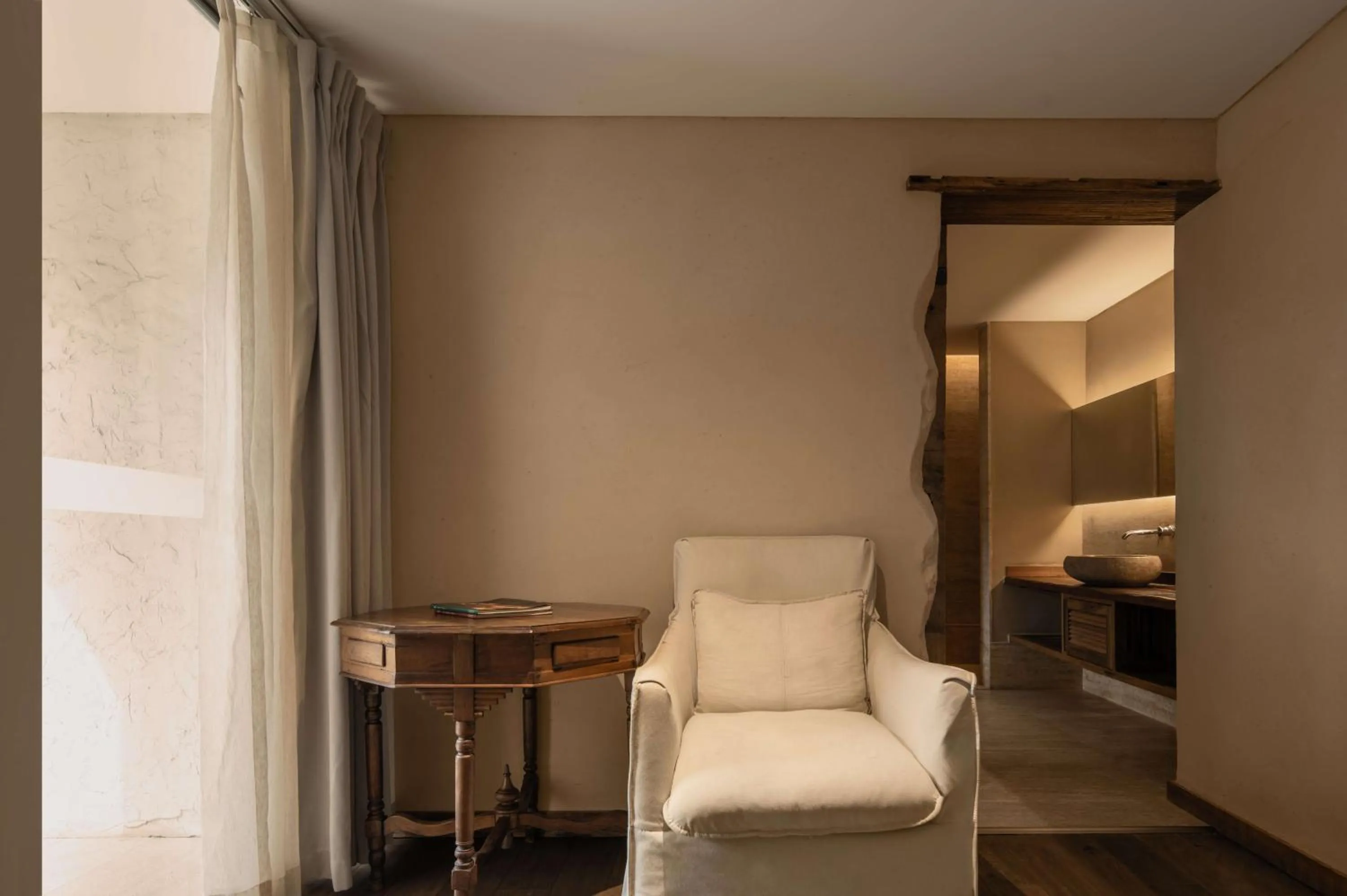 Photo of the whole room in YueLore Retreat