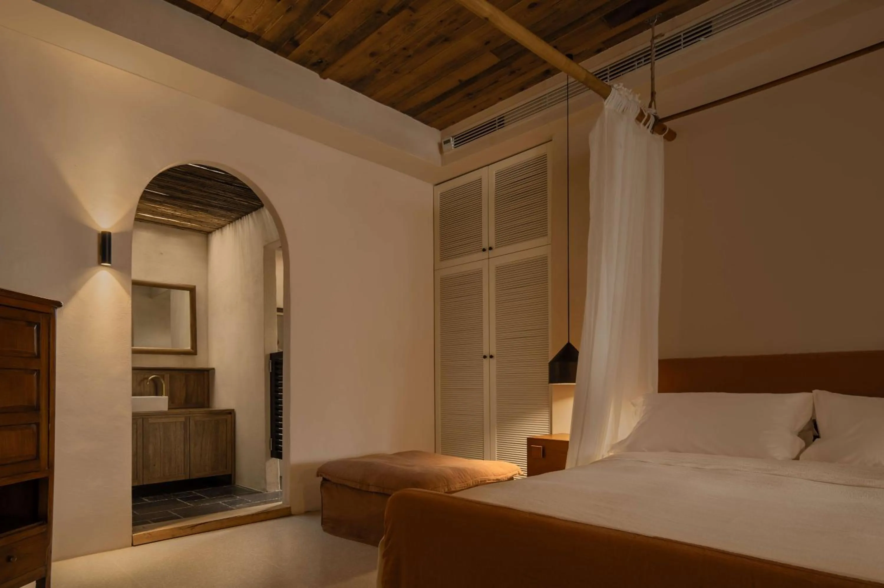 Bed in YueLore Retreat