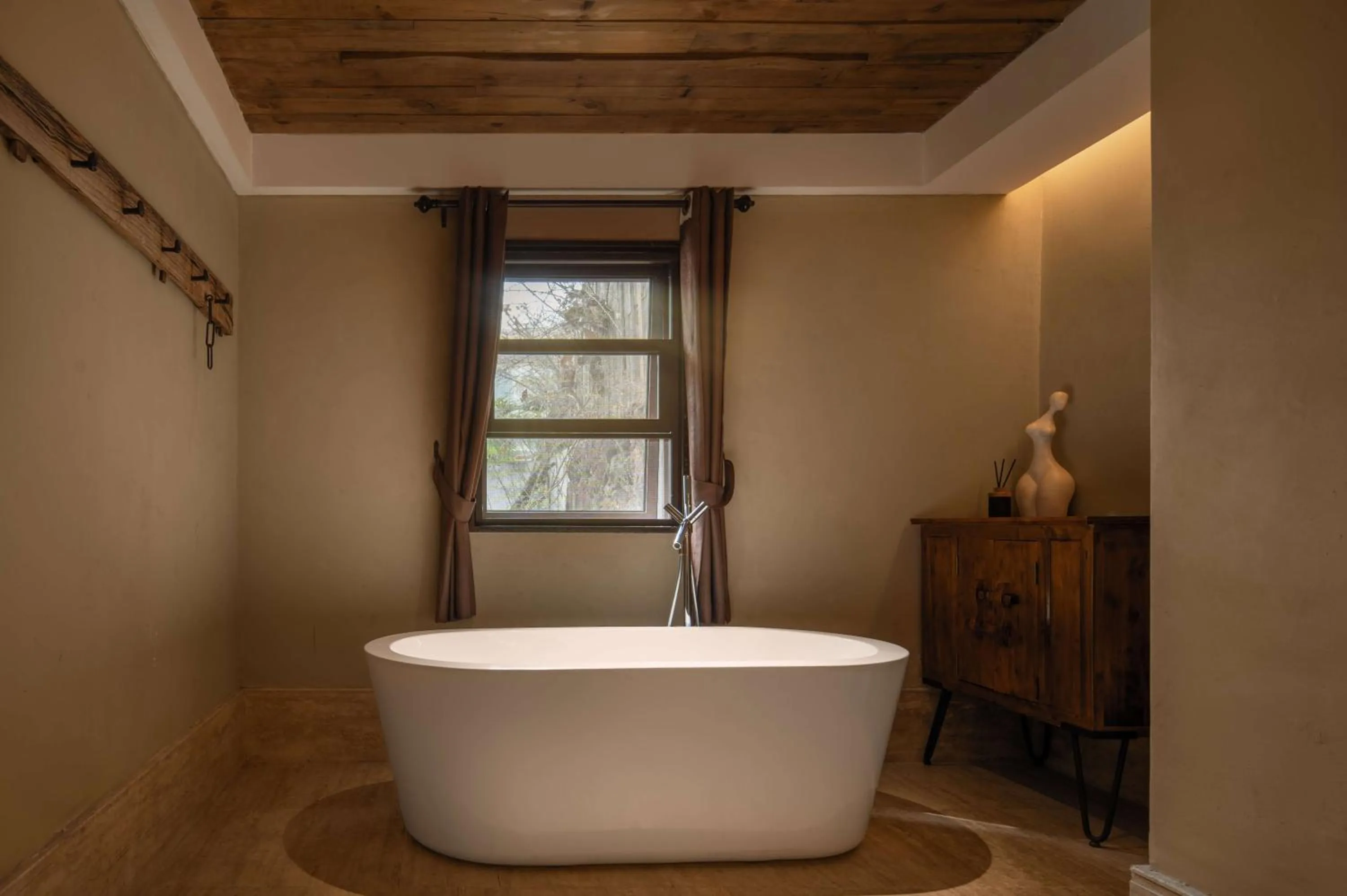 Hot Tub in YueLore Retreat