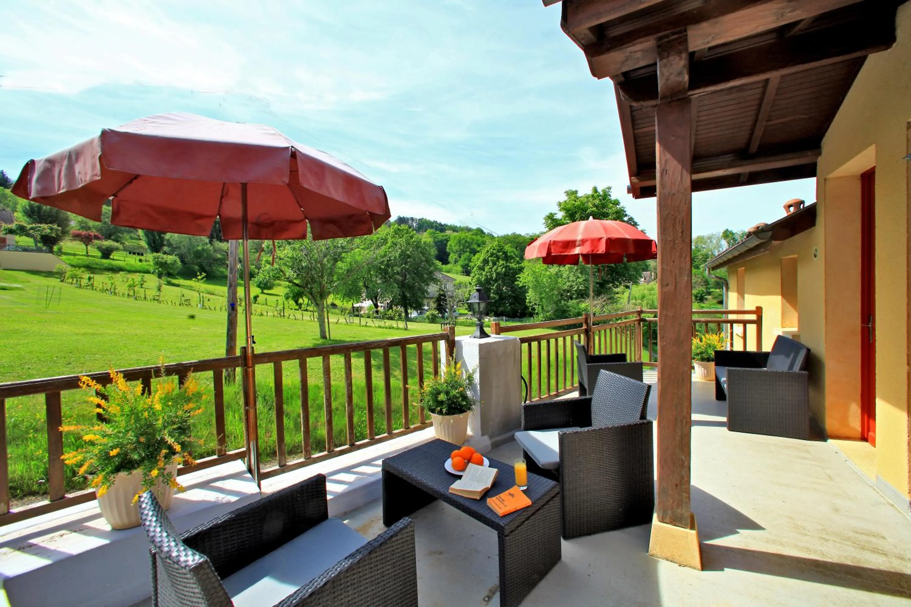 Patio in Hotel Restaurant La Verperie
