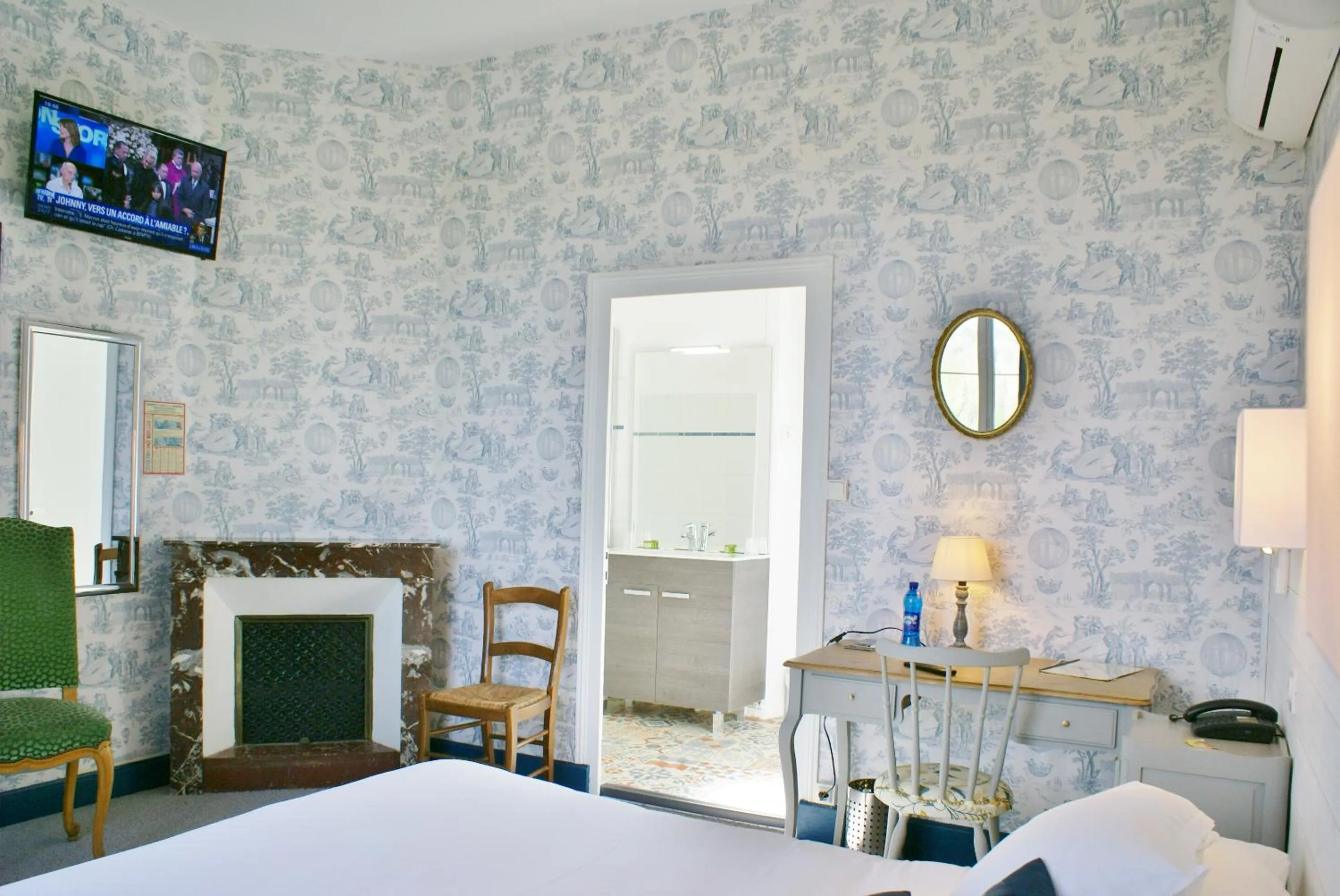 Bed in Hotel Restaurant La Verperie