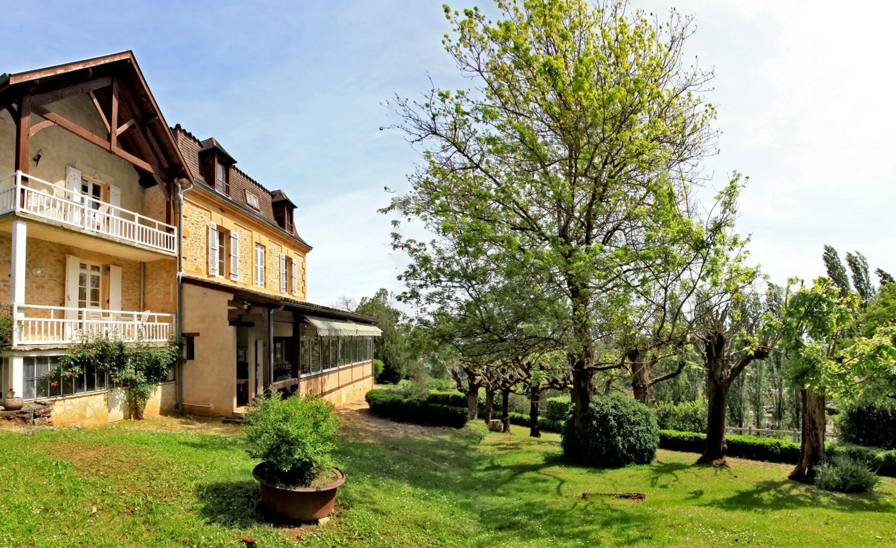 Property building in Hotel Restaurant La Verperie