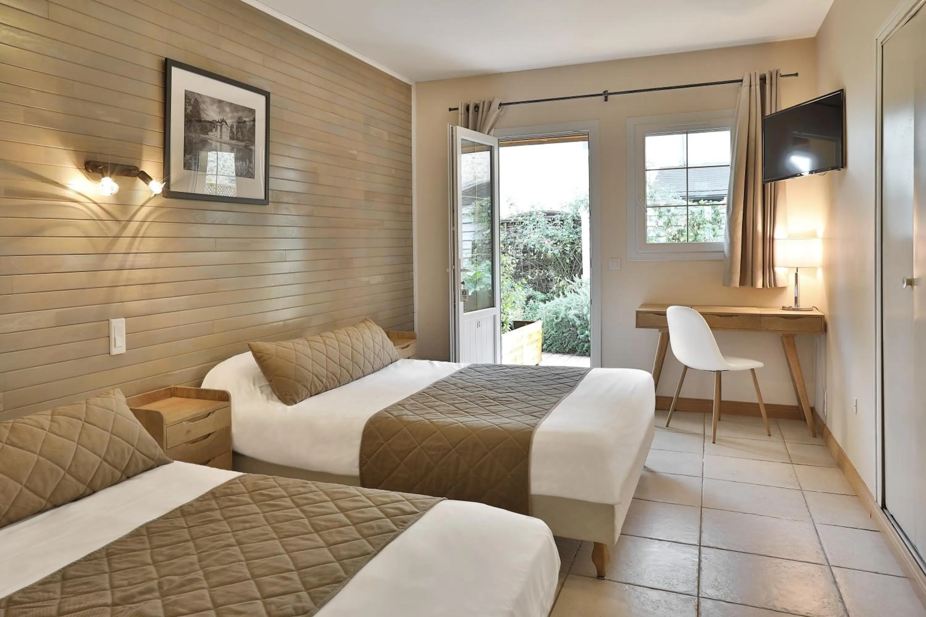 Photo of the whole room, Bed in Hotel Restaurant La Verperie