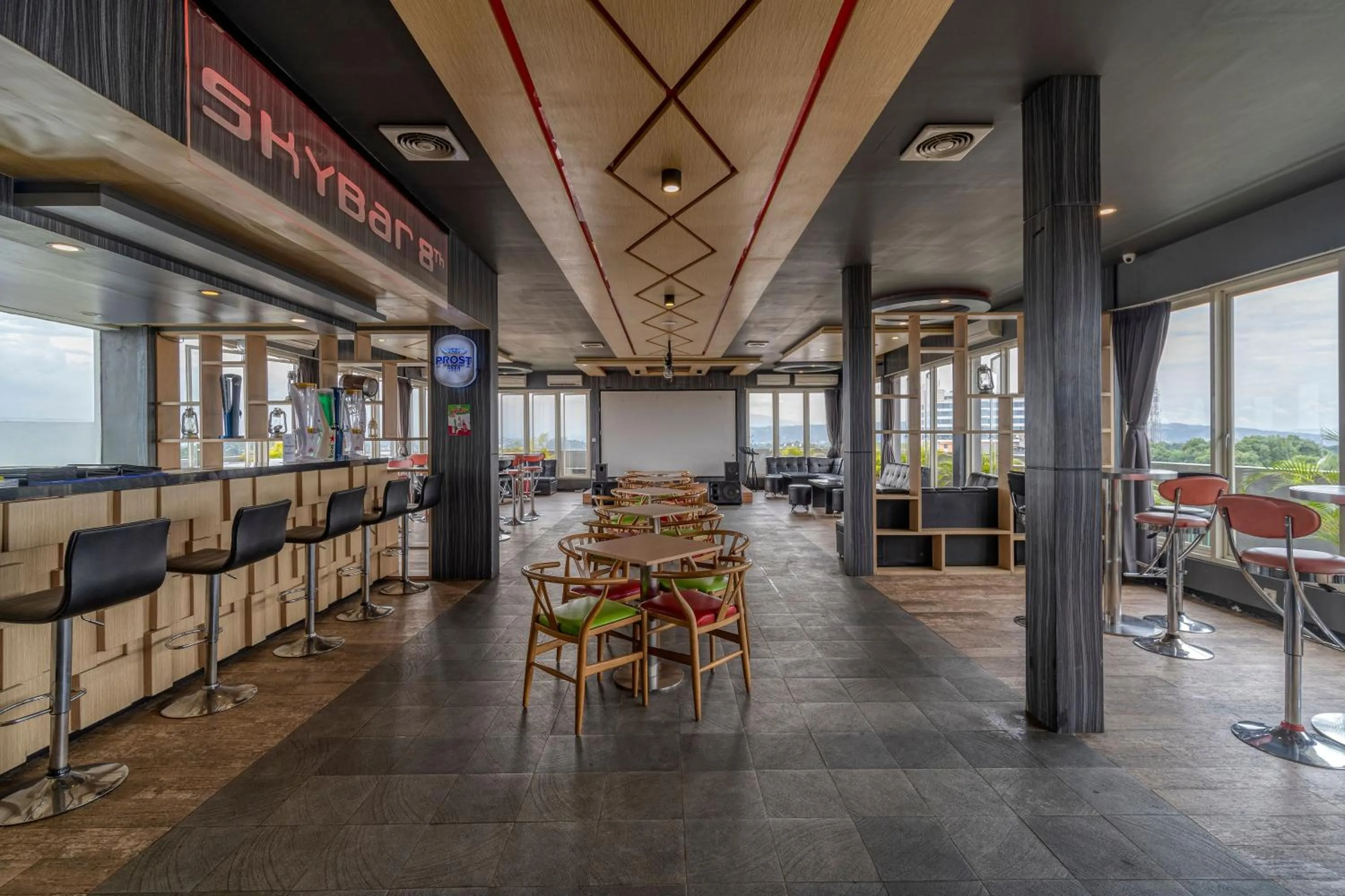 Restaurant/places to eat in Ascent Hotel & Cafe Malang