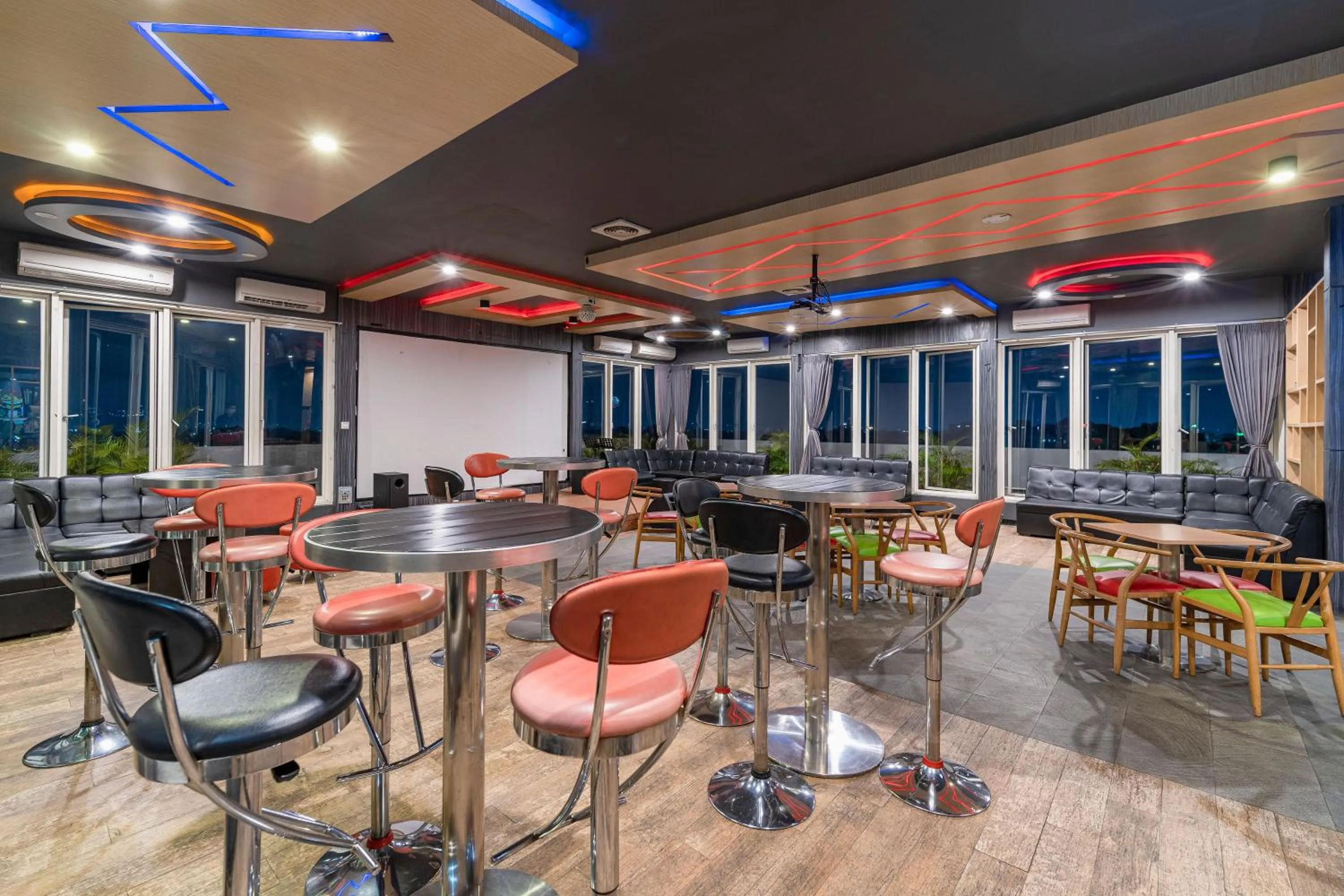 Restaurant/places to eat in Ascent Hotel & Cafe Malang