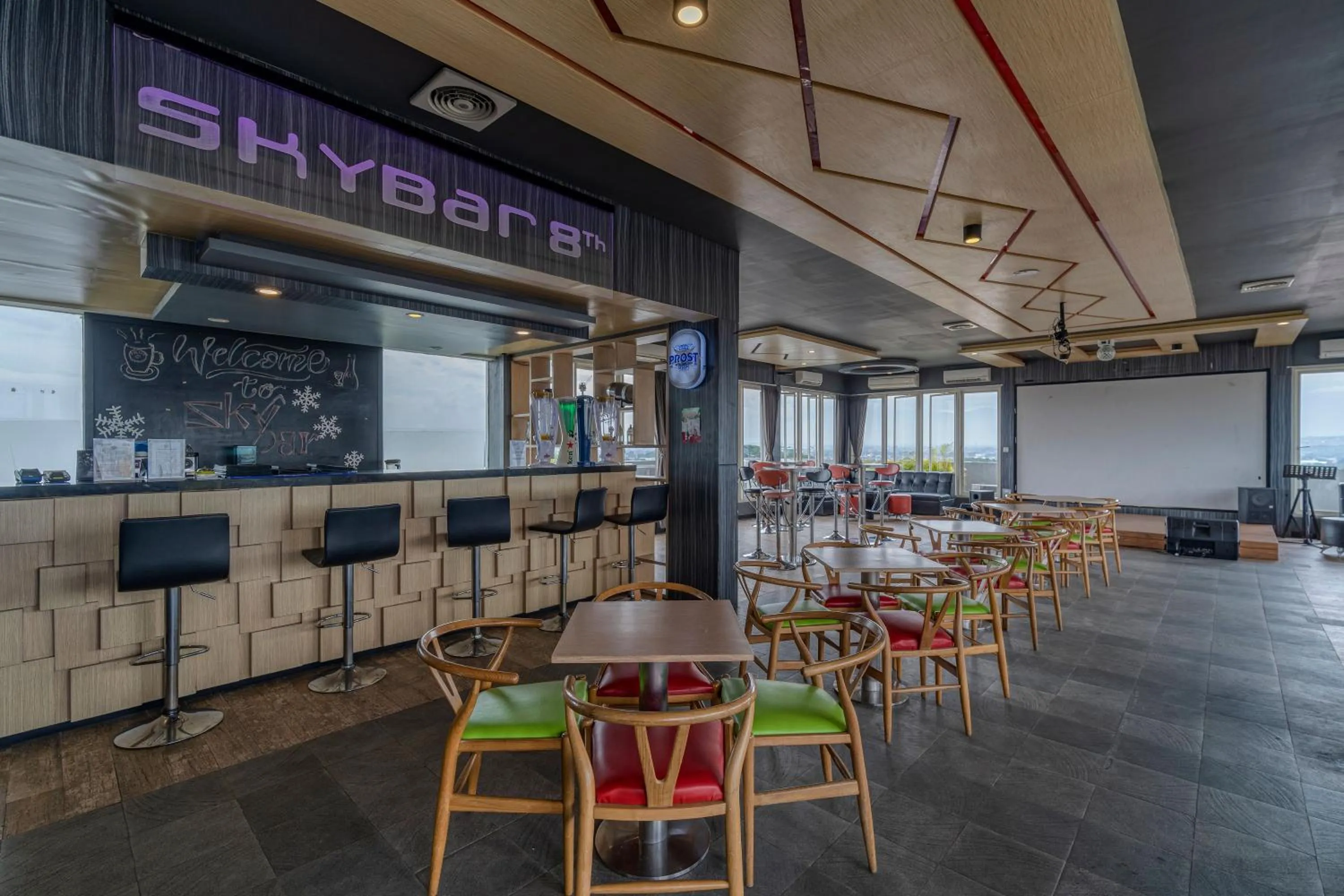 Restaurant/places to eat in Ascent Hotel & Cafe Malang