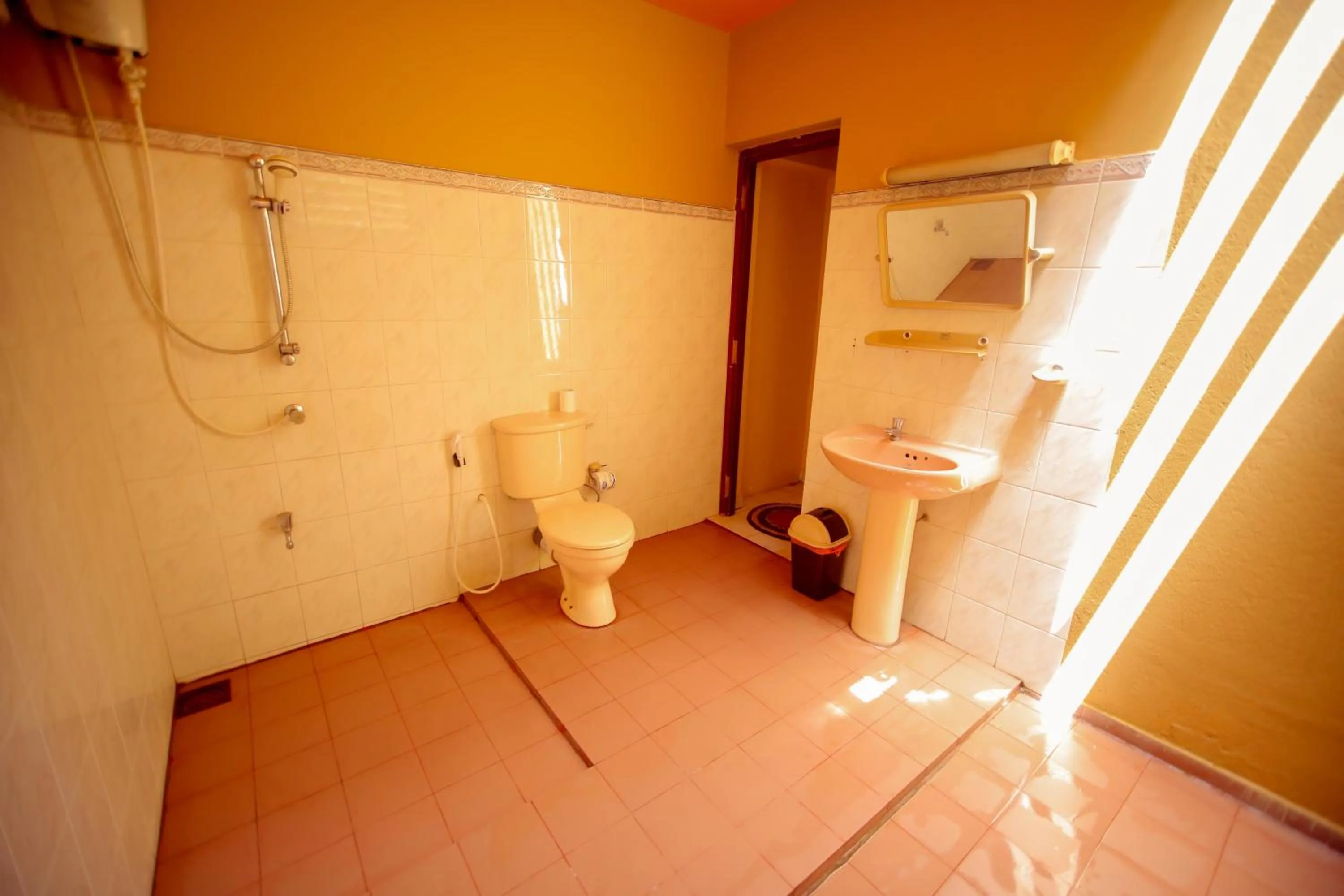 Bathroom in The Frangipani motel