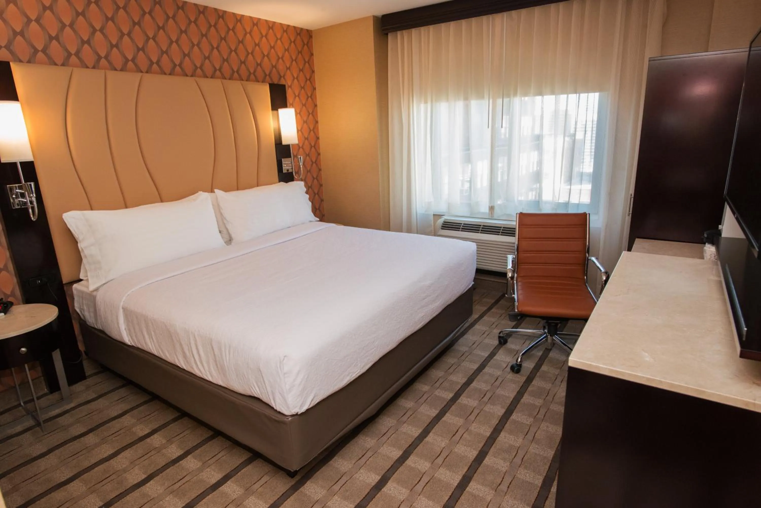 Photo of the whole room, Bed in Holiday Inn New York City - Times Square by IHG