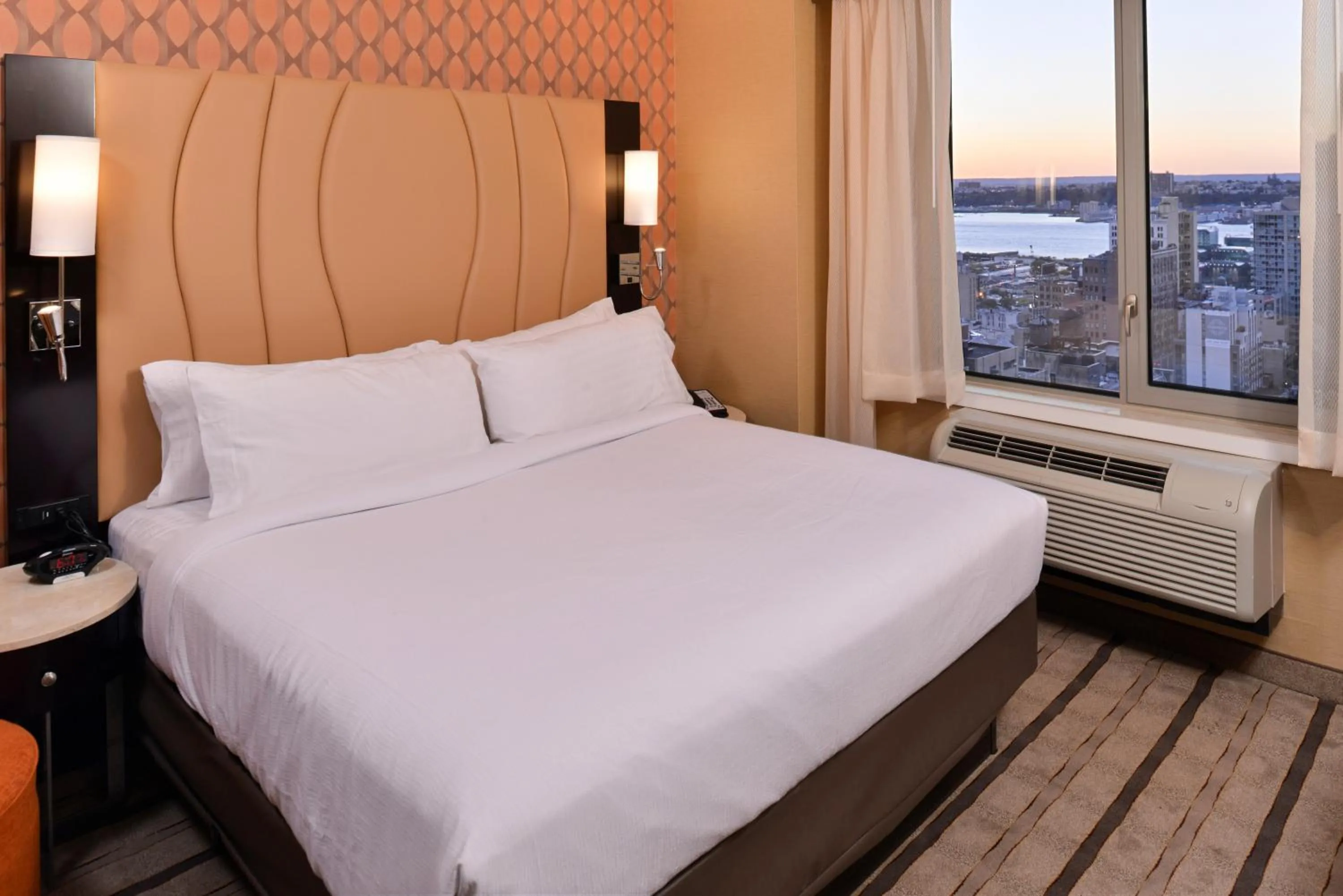 Photo of the whole room, Bed in Holiday Inn New York City - Times Square by IHG