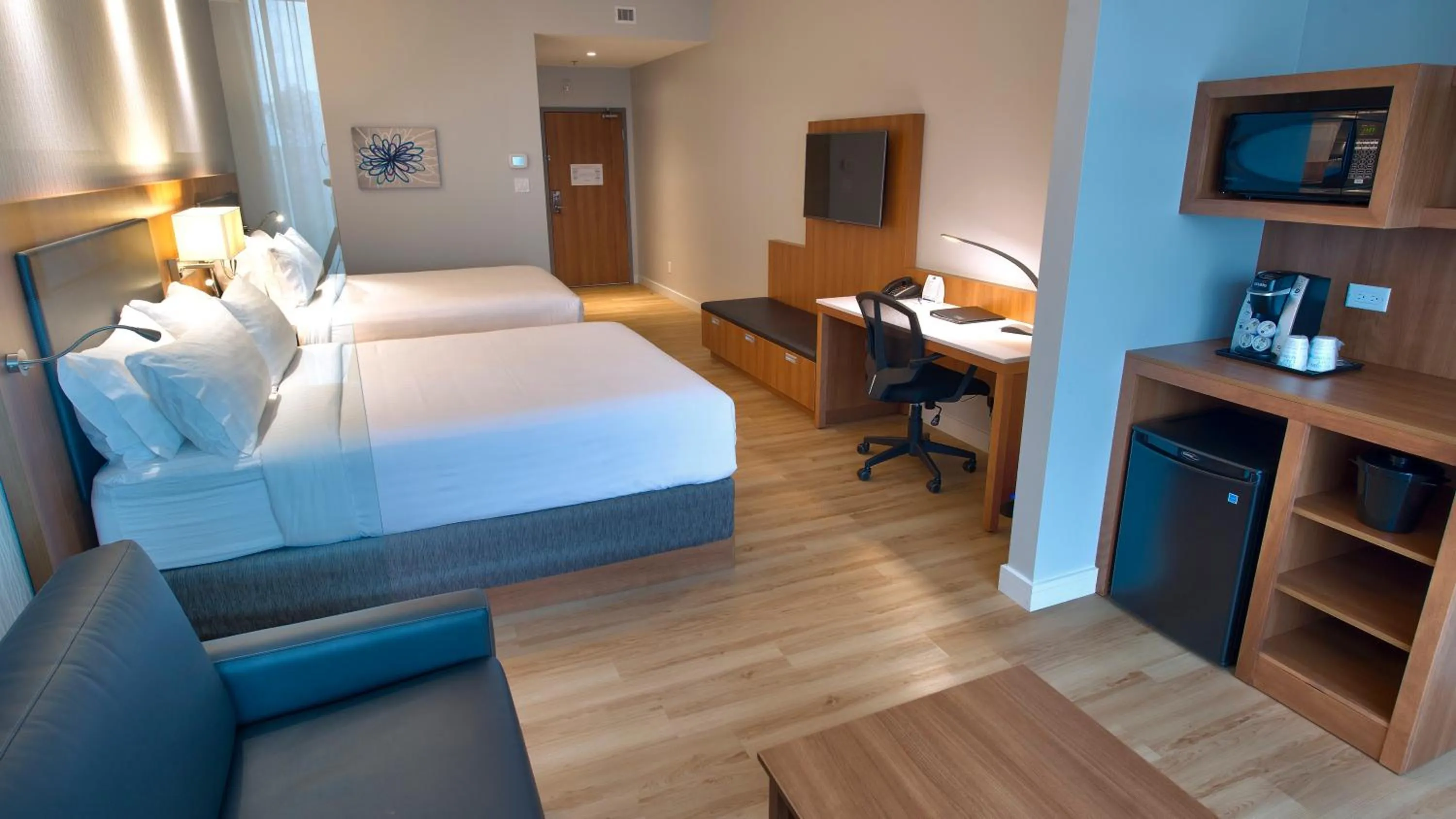 Photo of the whole room, Bed in Holiday Inn Express & Suites Vaudreuil-Dorion by IHG