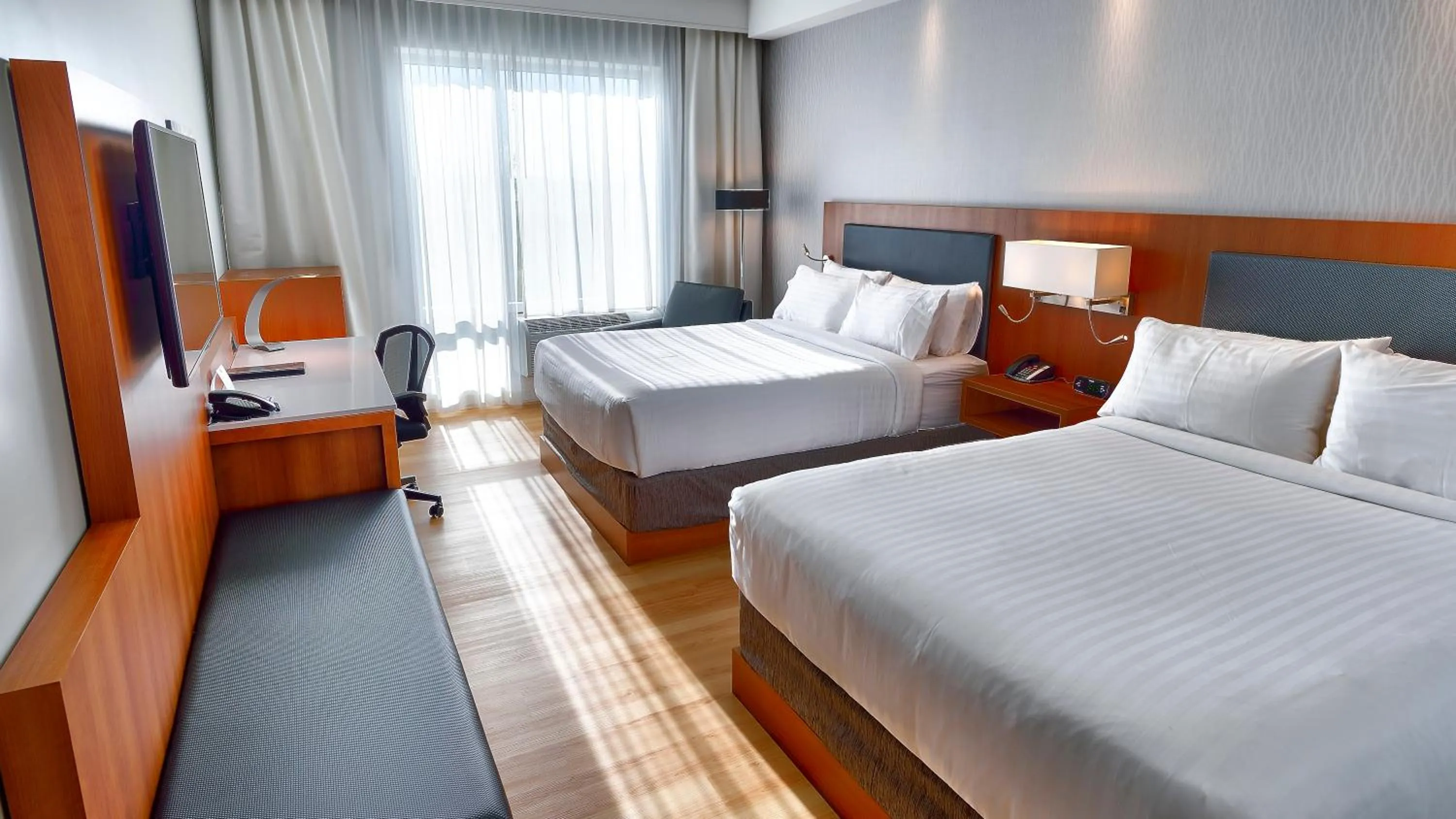 Photo of the whole room, Bed in Holiday Inn Express & Suites Vaudreuil-Dorion by IHG