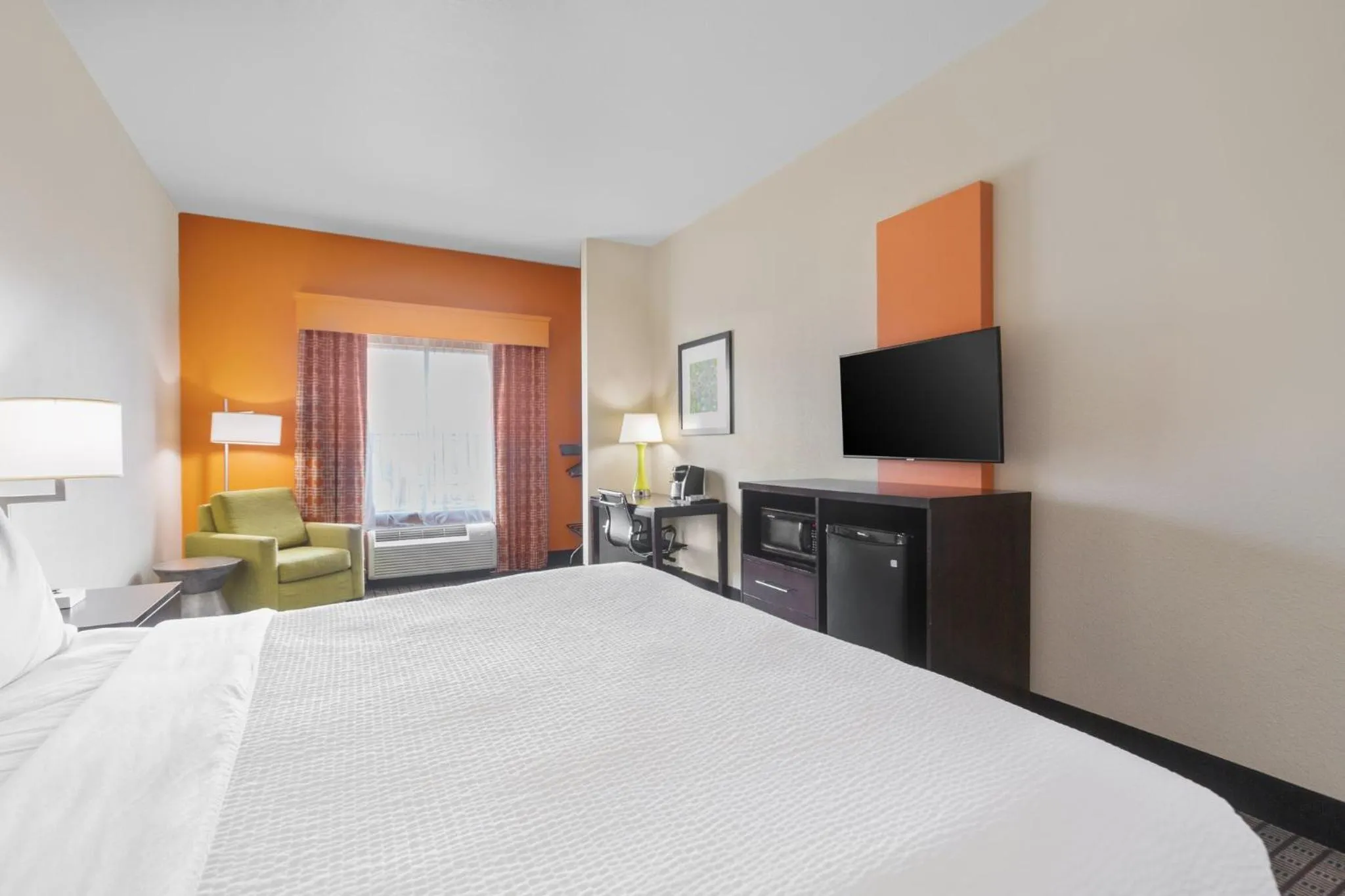Photo of the whole room, Bed in Holiday Inn Express Tomball by IHG