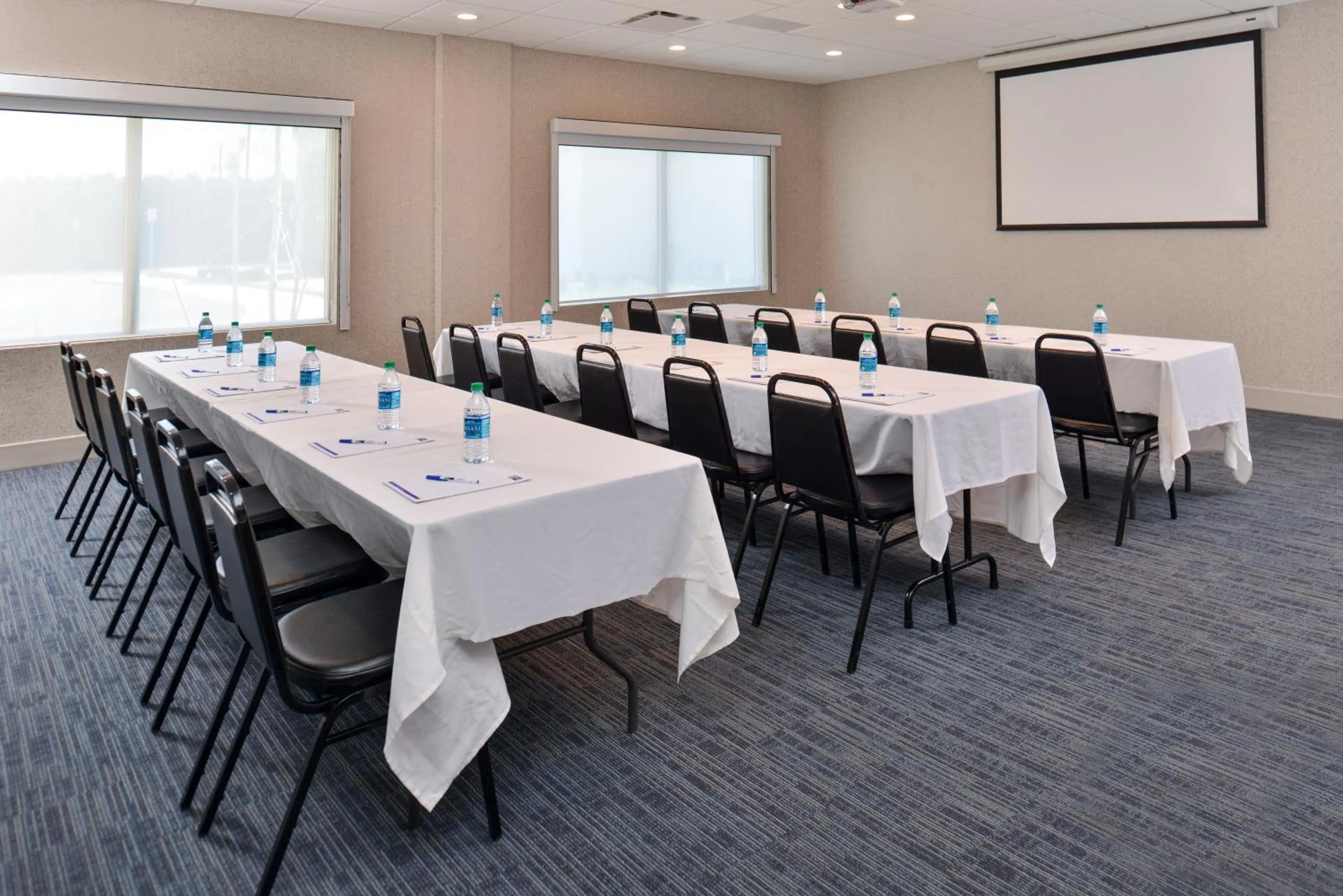 Meeting/conference room in Holiday Inn Express & Suites Farmington Hills - Detroit by IHG