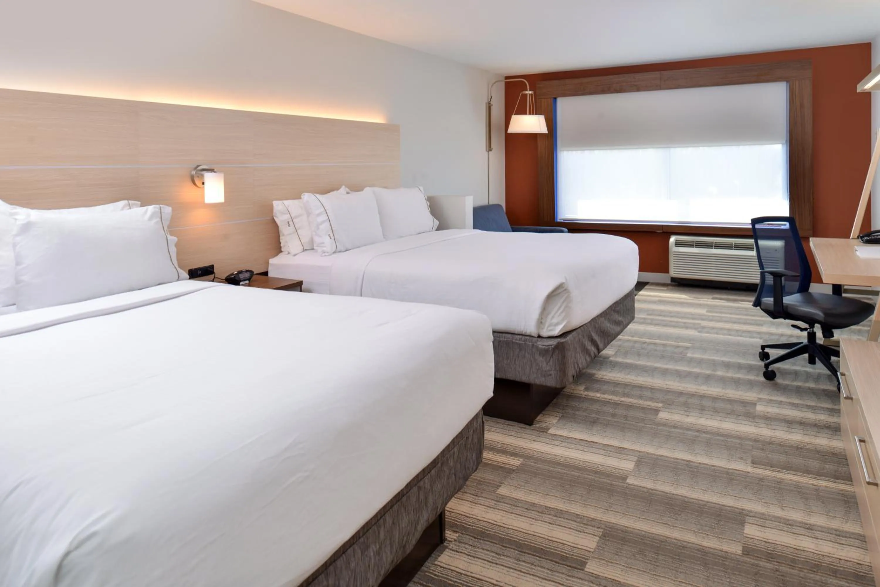 Photo of the whole room, Bed in Holiday Inn Express & Suites Farmington Hills - Detroit by IHG