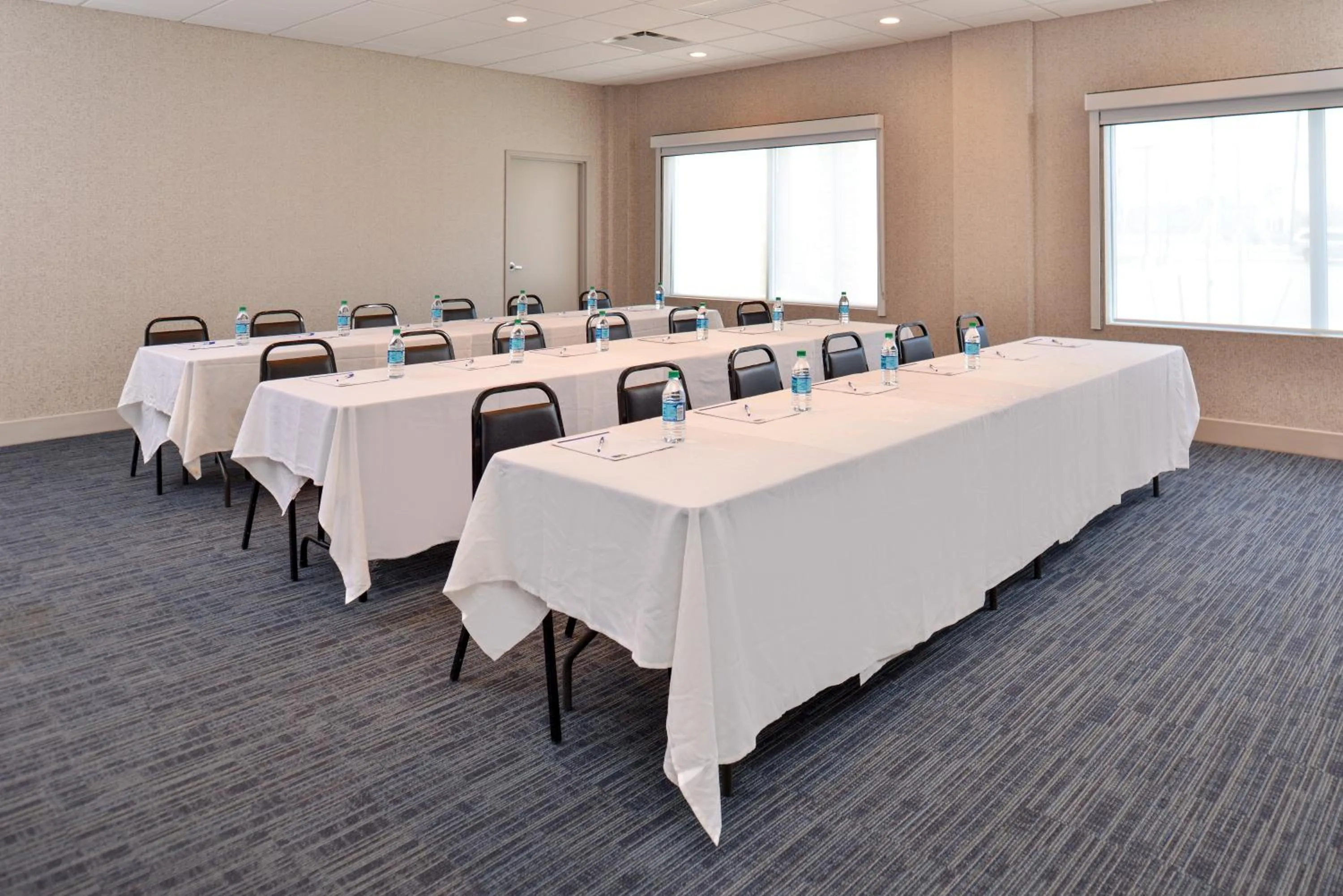 Meeting/conference room in Holiday Inn Express & Suites Farmington Hills - Detroit by IHG