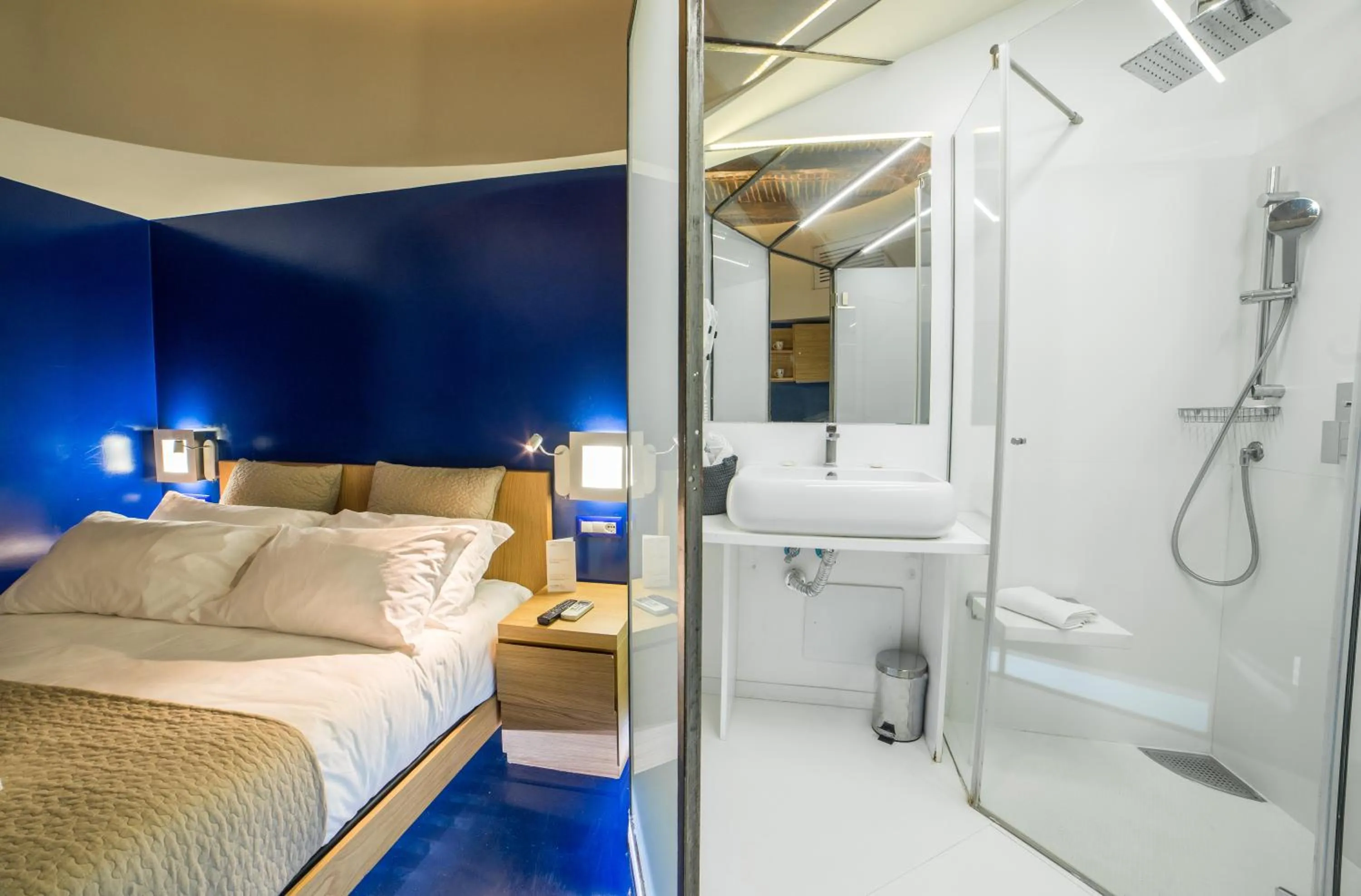 Bathroom, Bed in Chiaia 197 Deluxe Residence