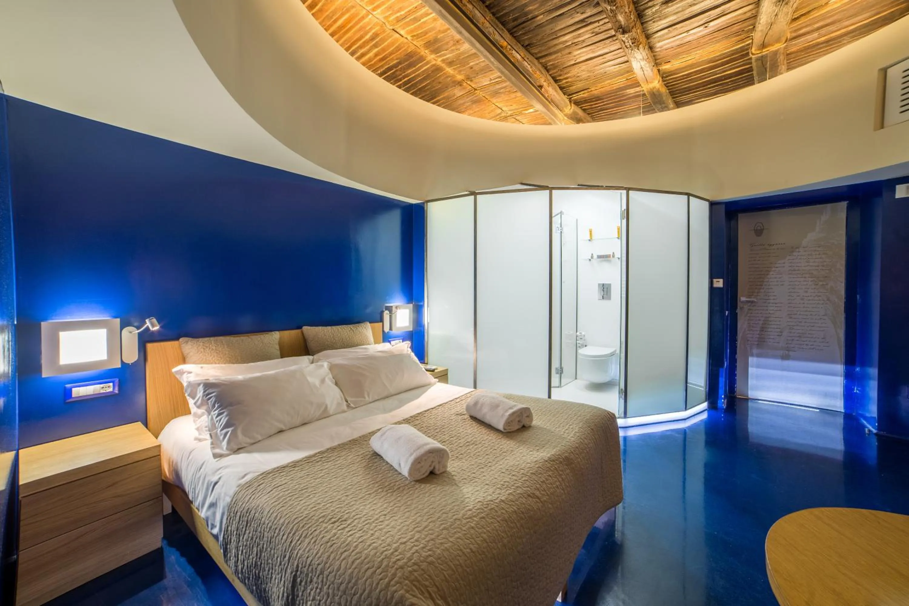 Bathroom, Bed in Chiaia 197 Deluxe Residence