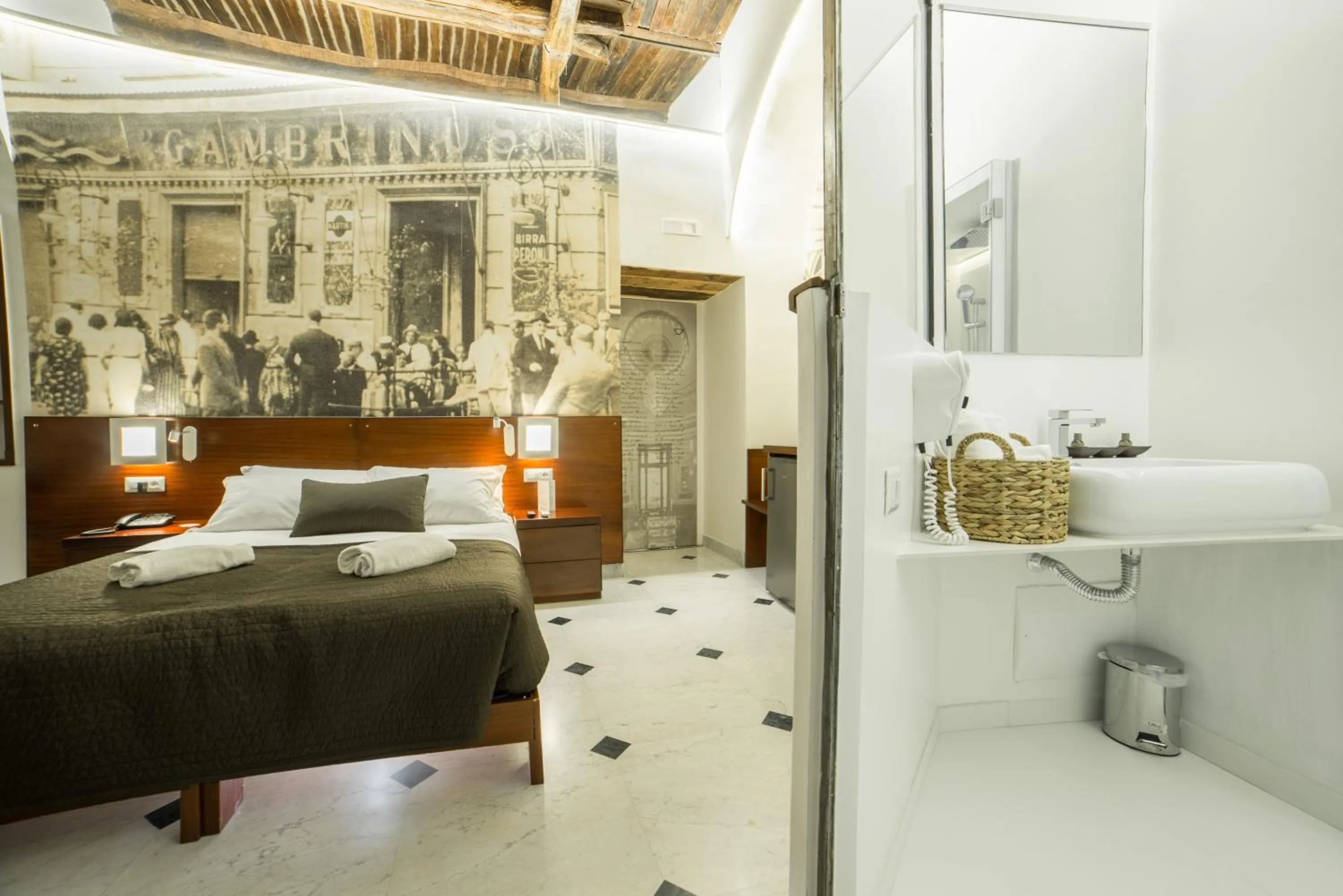 Bathroom, Bed in Chiaia 197 Deluxe Residence