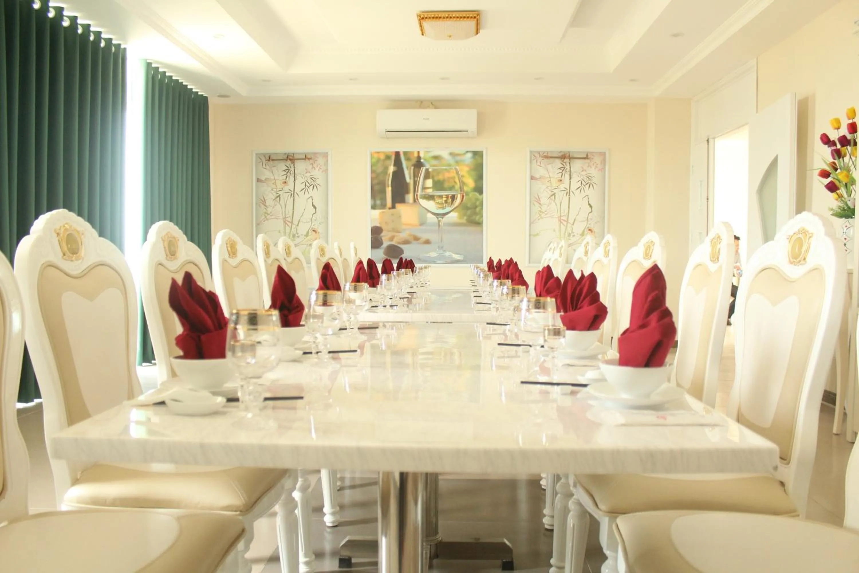 Restaurant/places to eat in Phuong Hoang Hotel