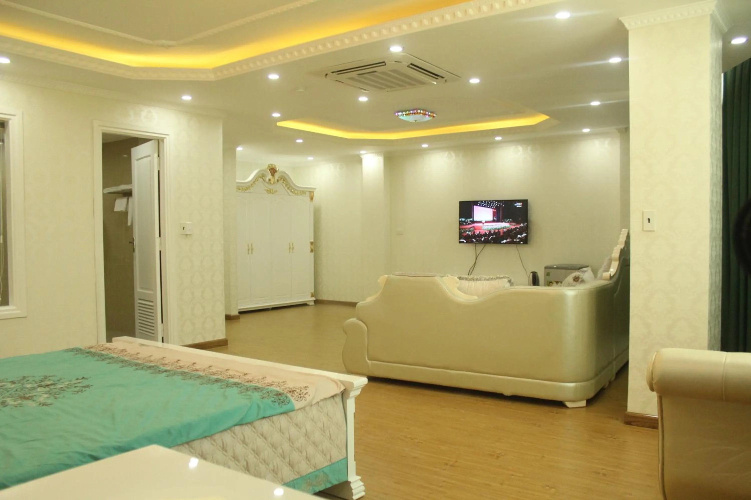 Photo of the whole room, Bed in Phuong Hoang Hotel