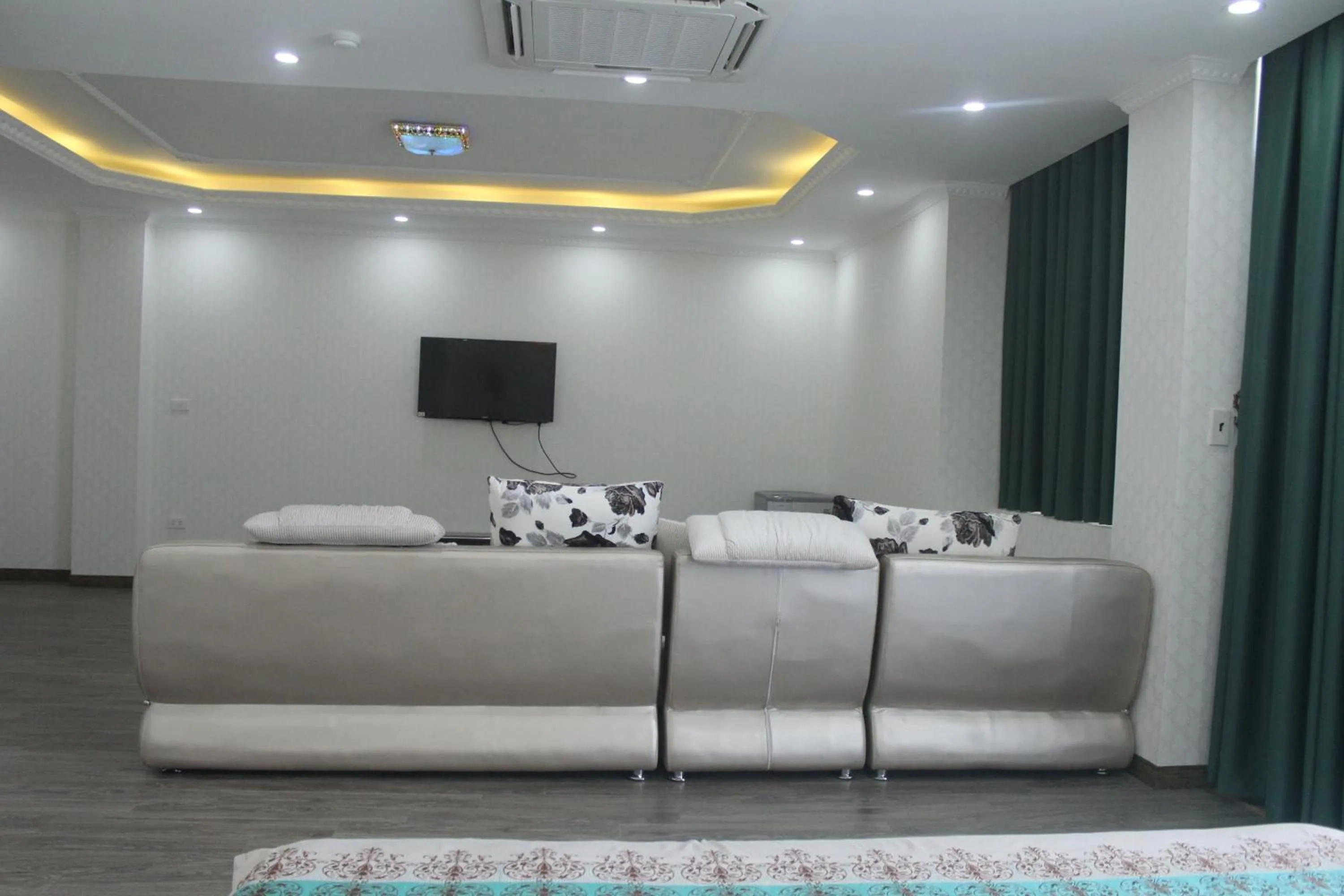 Living room in Phuong Hoang Hotel