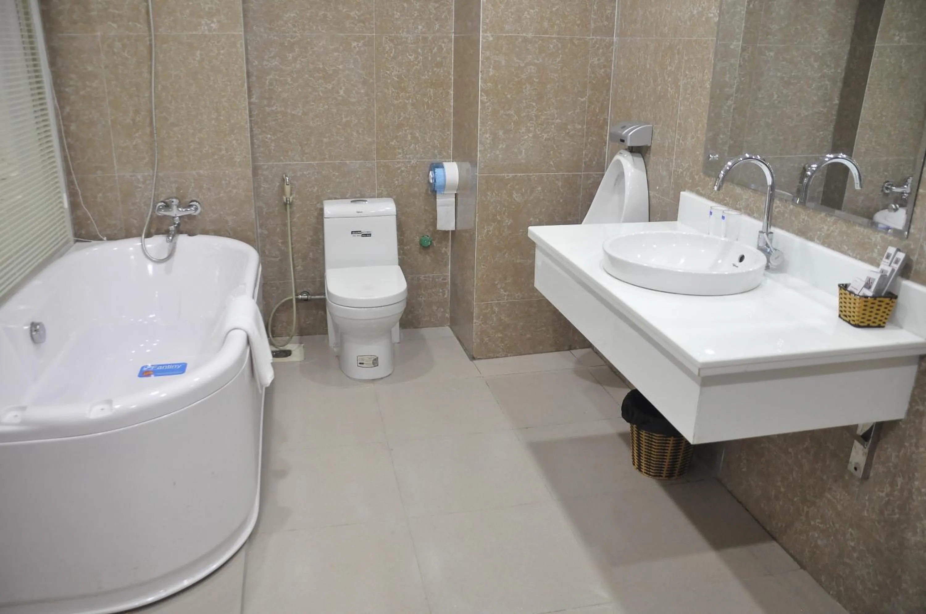 Bathroom in Phuong Hoang Hotel