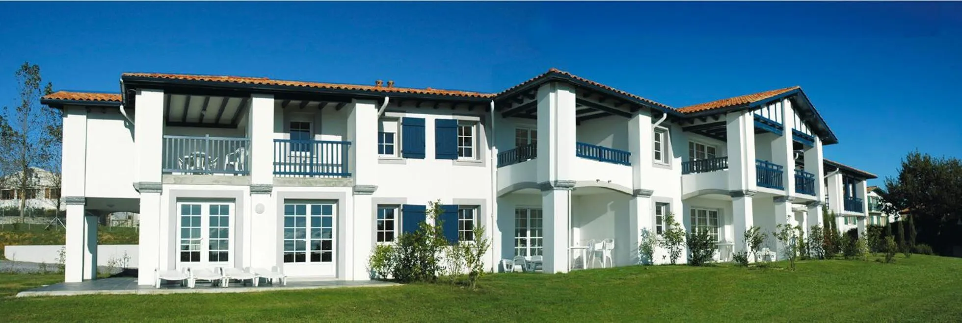 Property building in Residence Izarpean