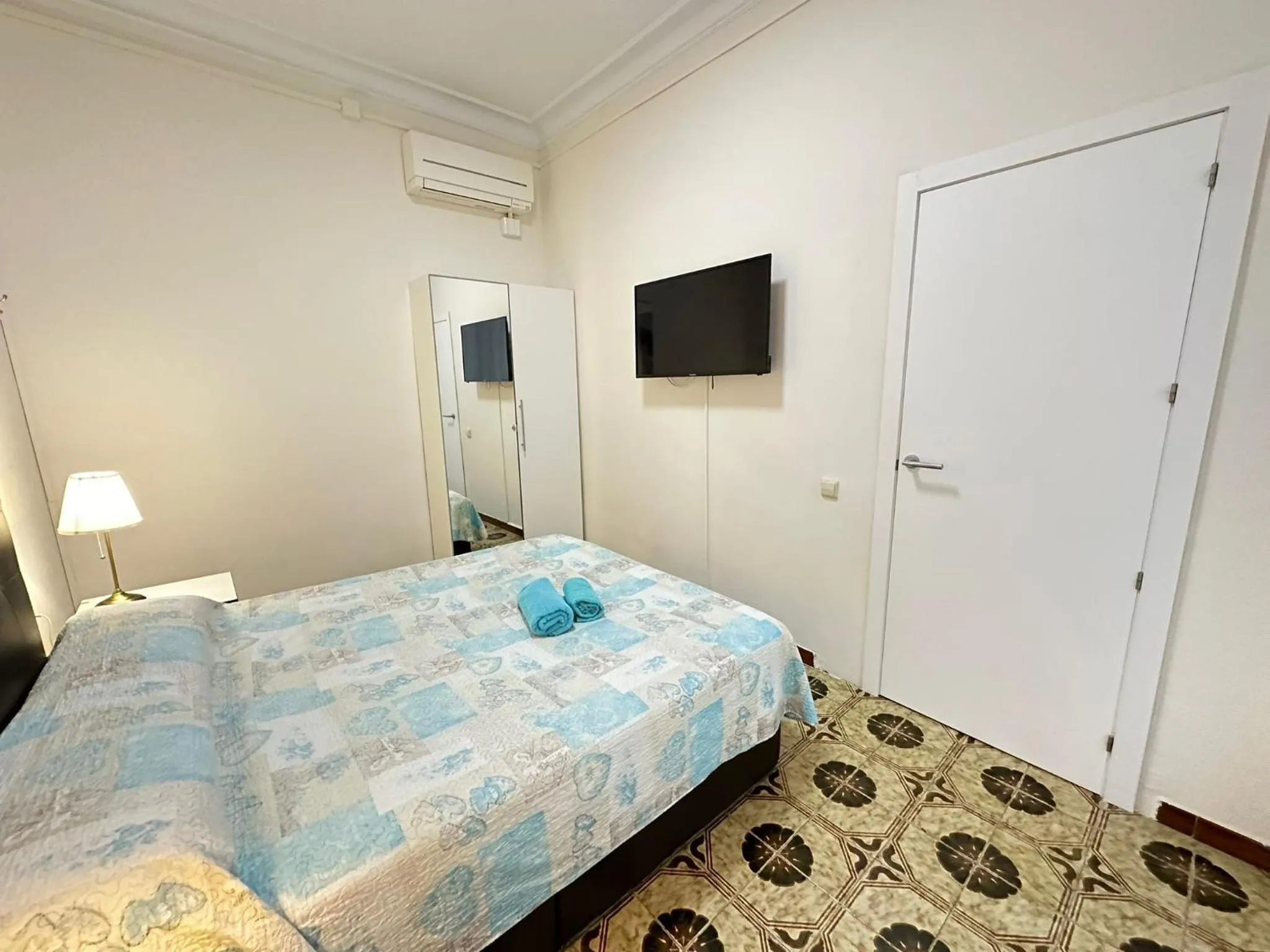 Bed in Rooms Diputacion