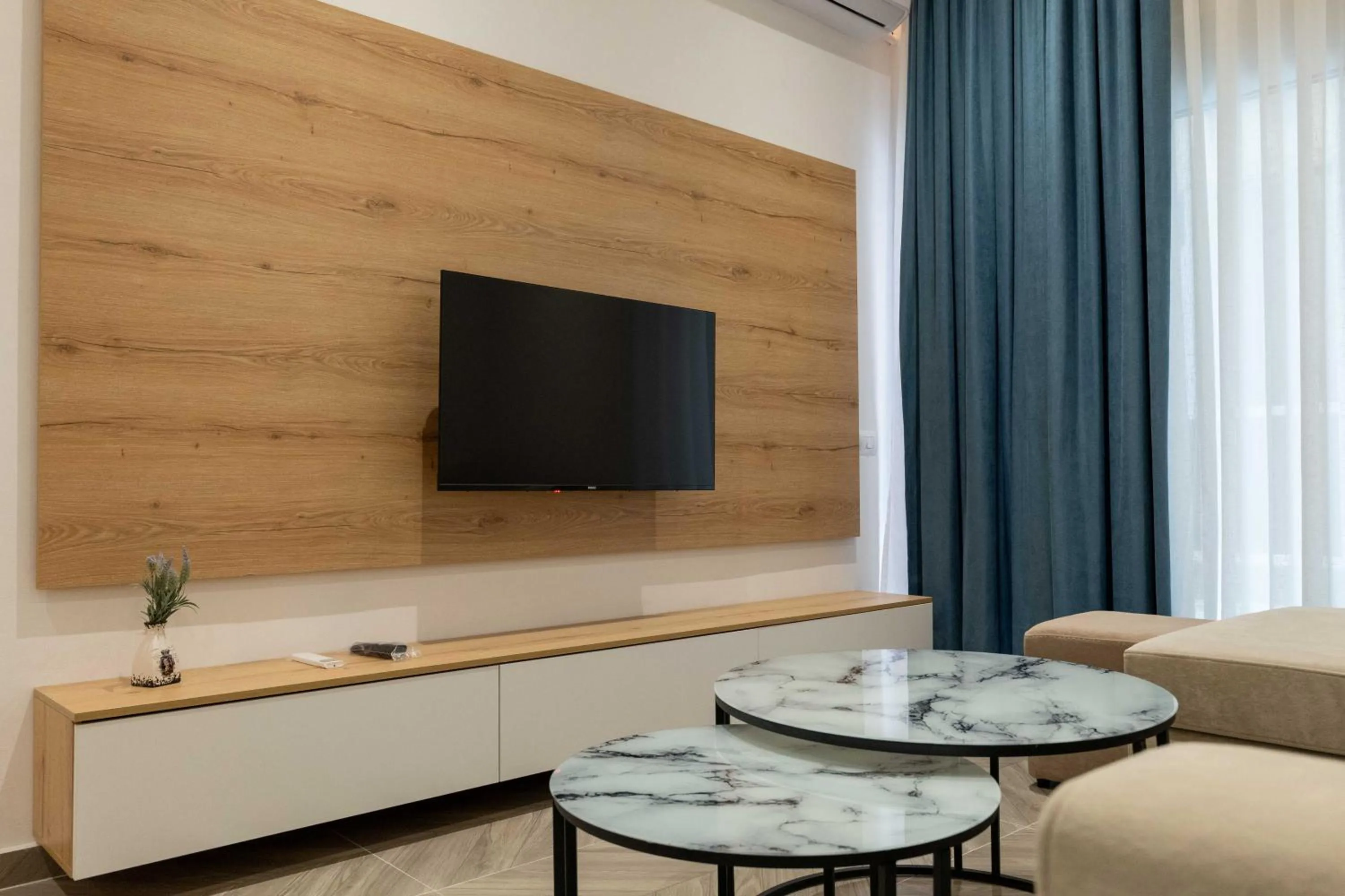 TV and multimedia in Regal Luxury Apartments