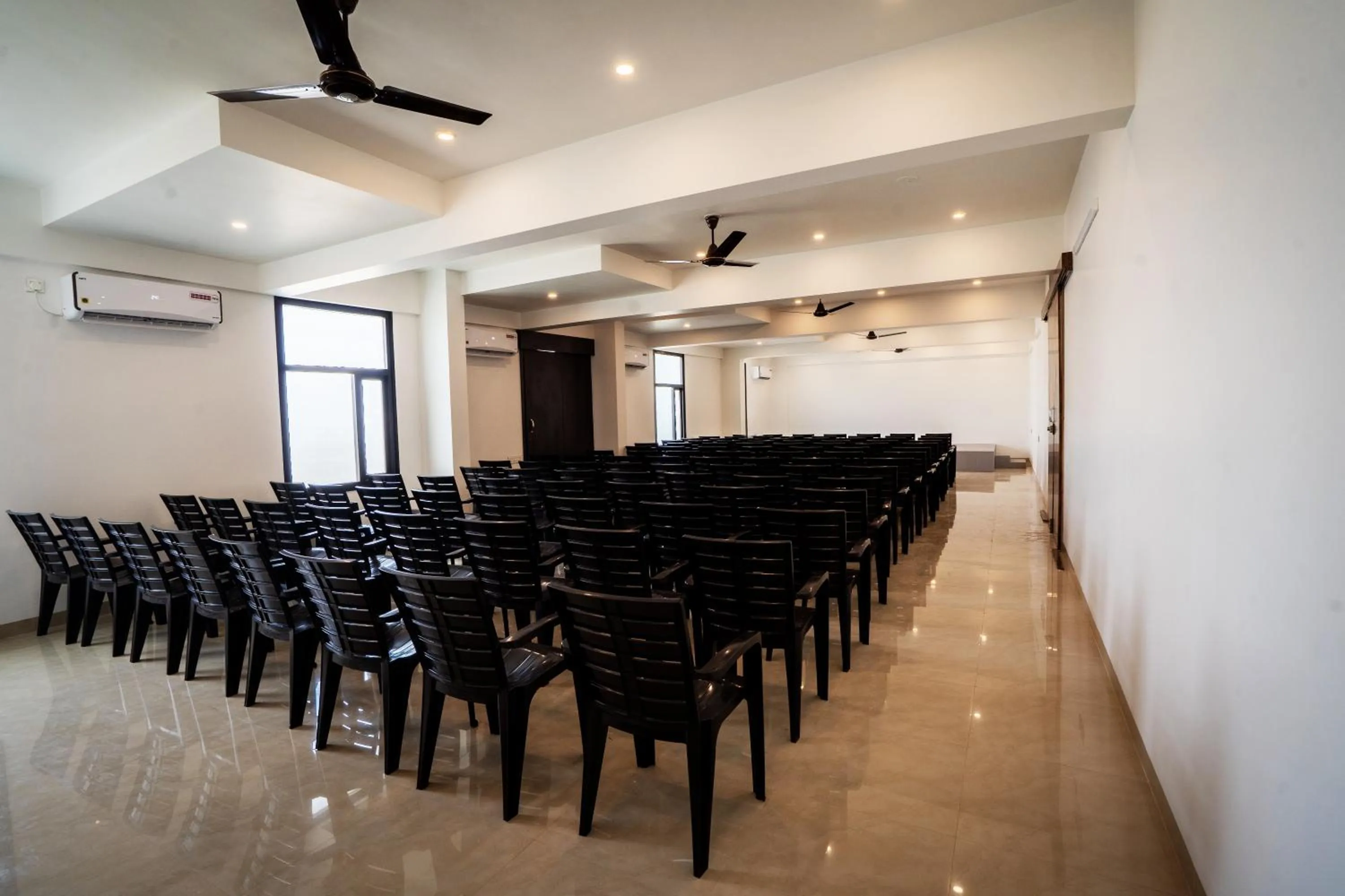 Business facilities in Cross Roads Inn