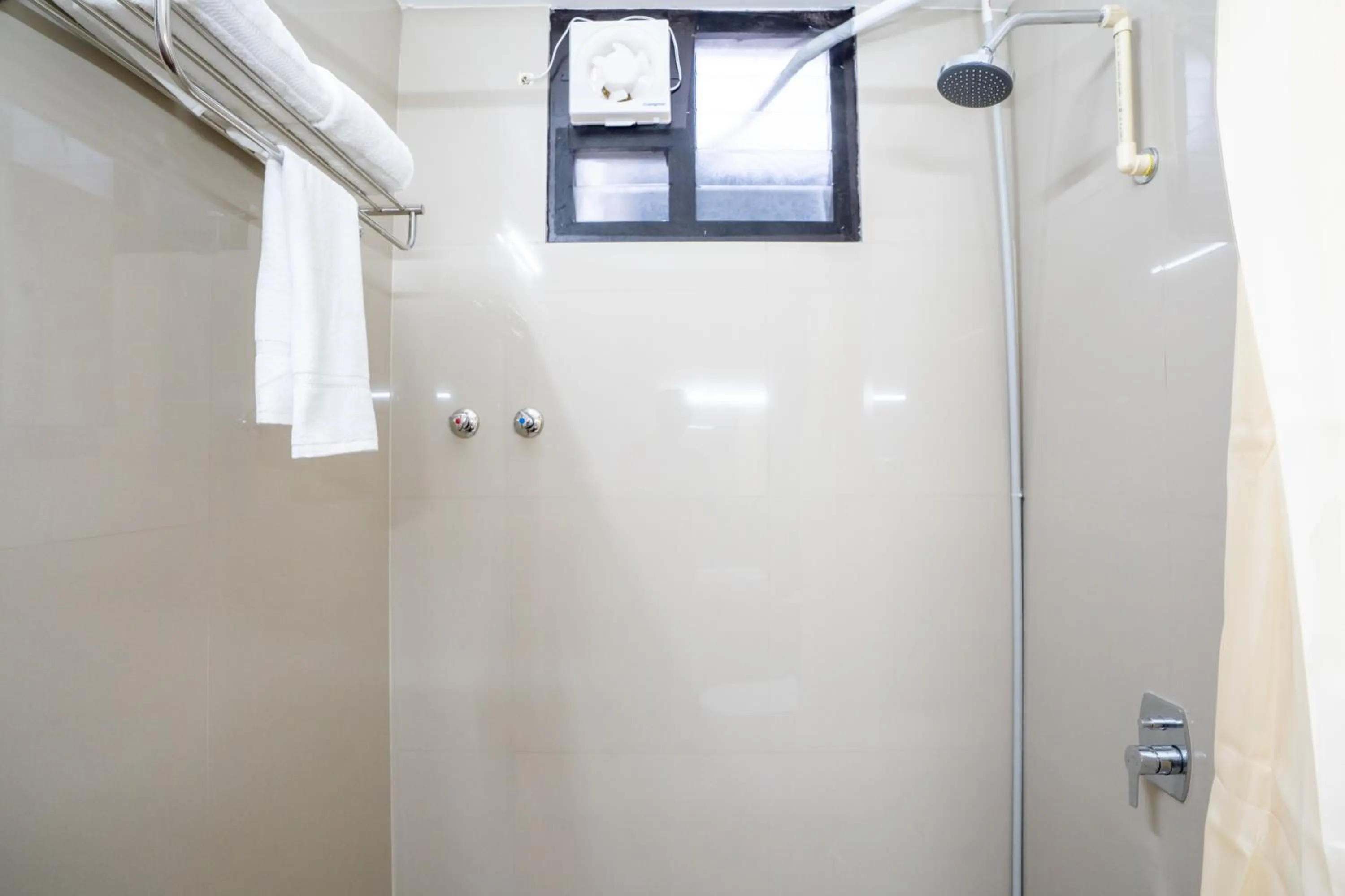 Shower in Cross Roads Inn