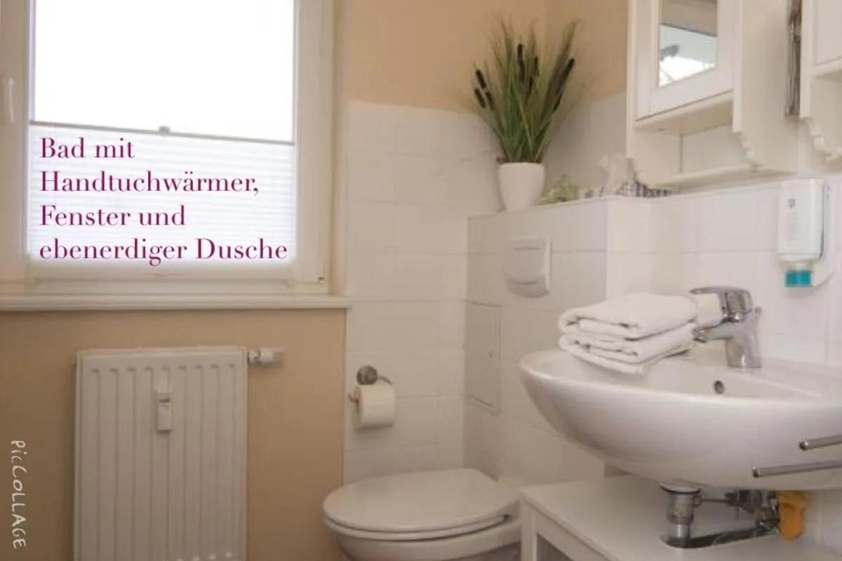 Toilet in Ferienwohnung Strandgut