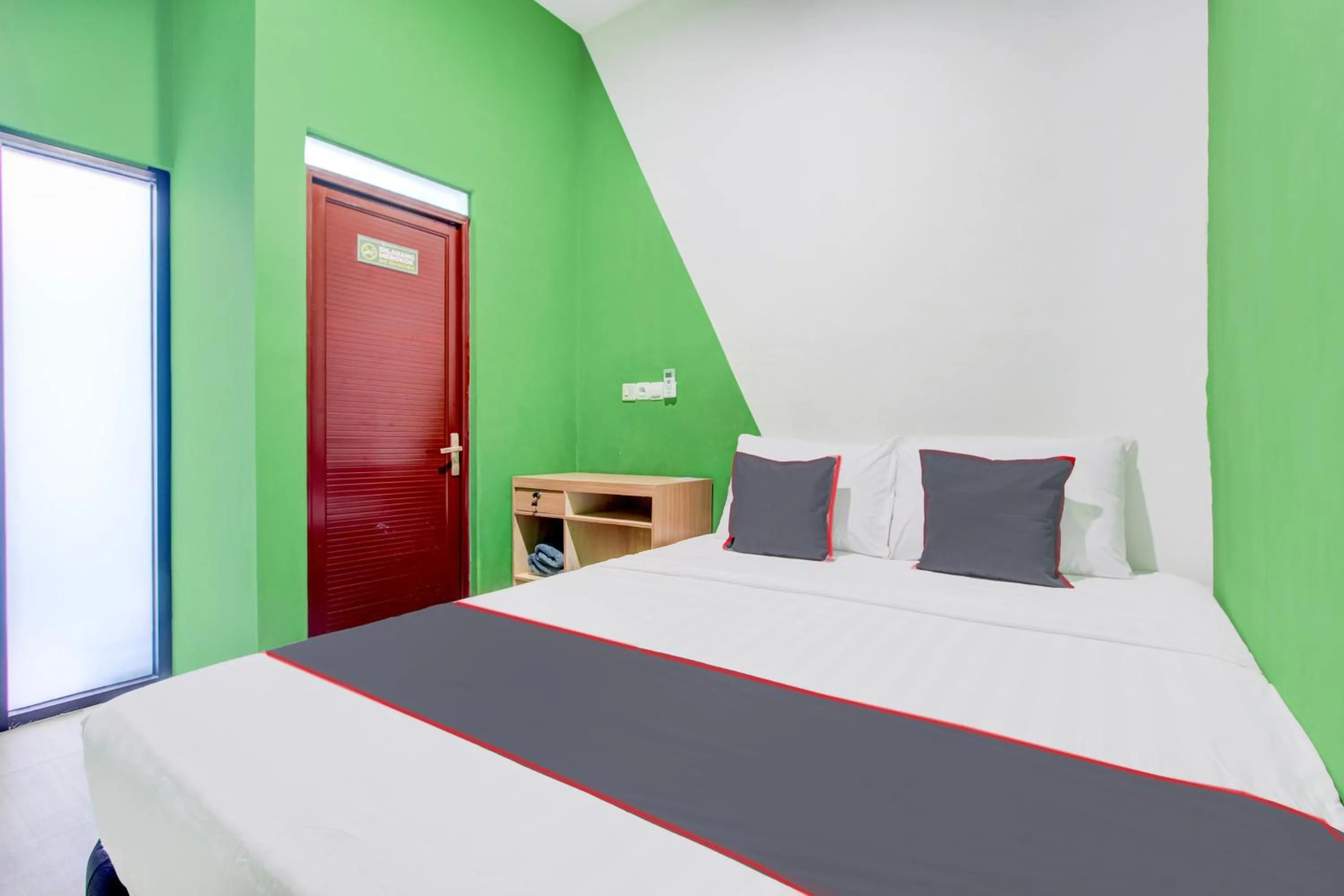 Bedroom, Bed in Hotel O Yogyakarta near Jalan Malioboro formerly Malio Inn