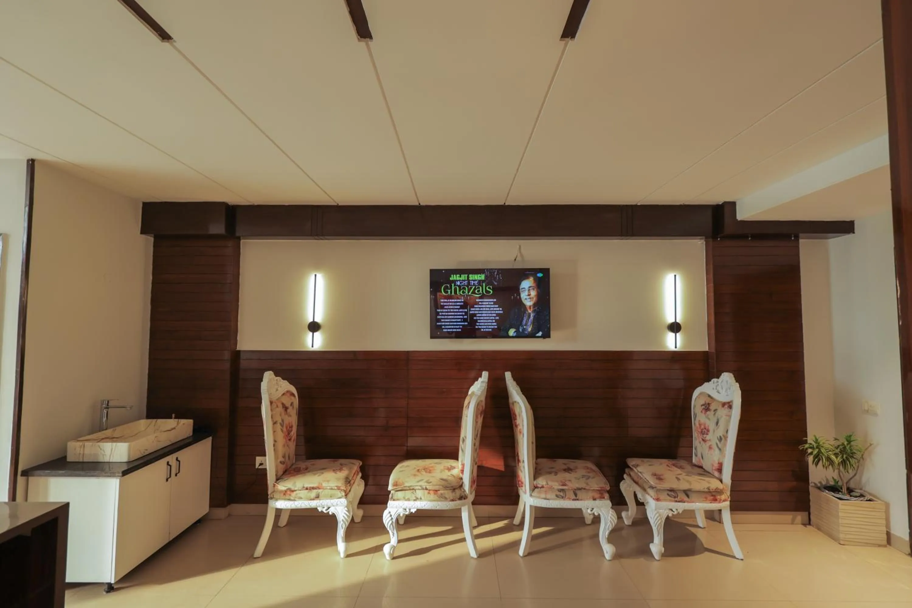 TV and multimedia in Hotel Maharani Regency