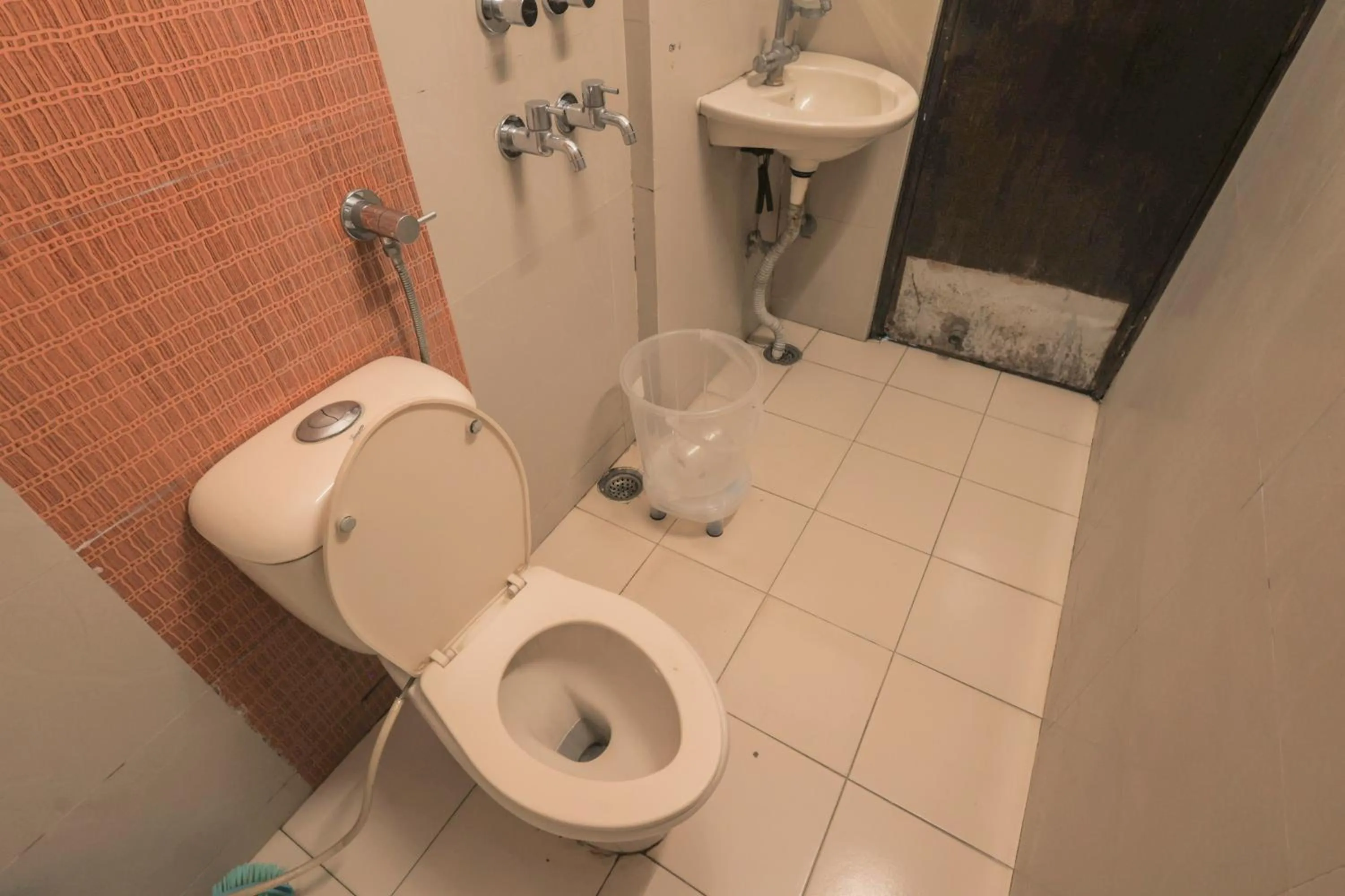 Toilet in Hotel Maharani Regency