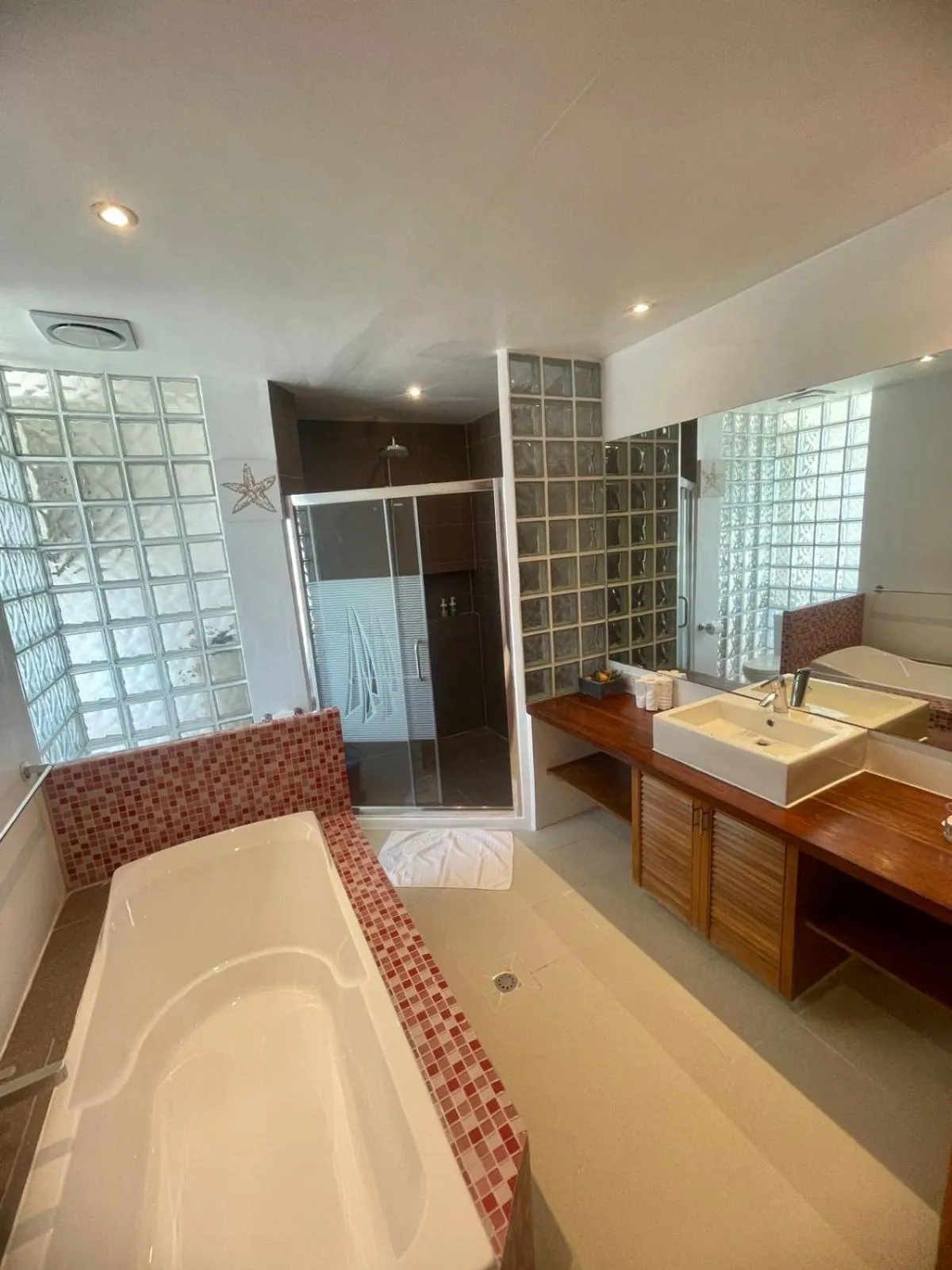 Bathroom, Bed in Calypso Beach and Dive Resort