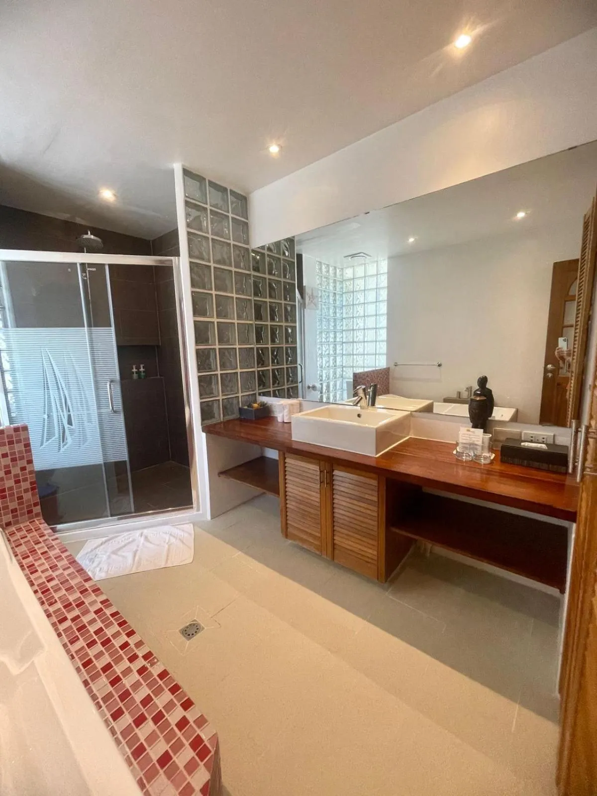 Shower, Bed in Calypso Beach and Dive Resort