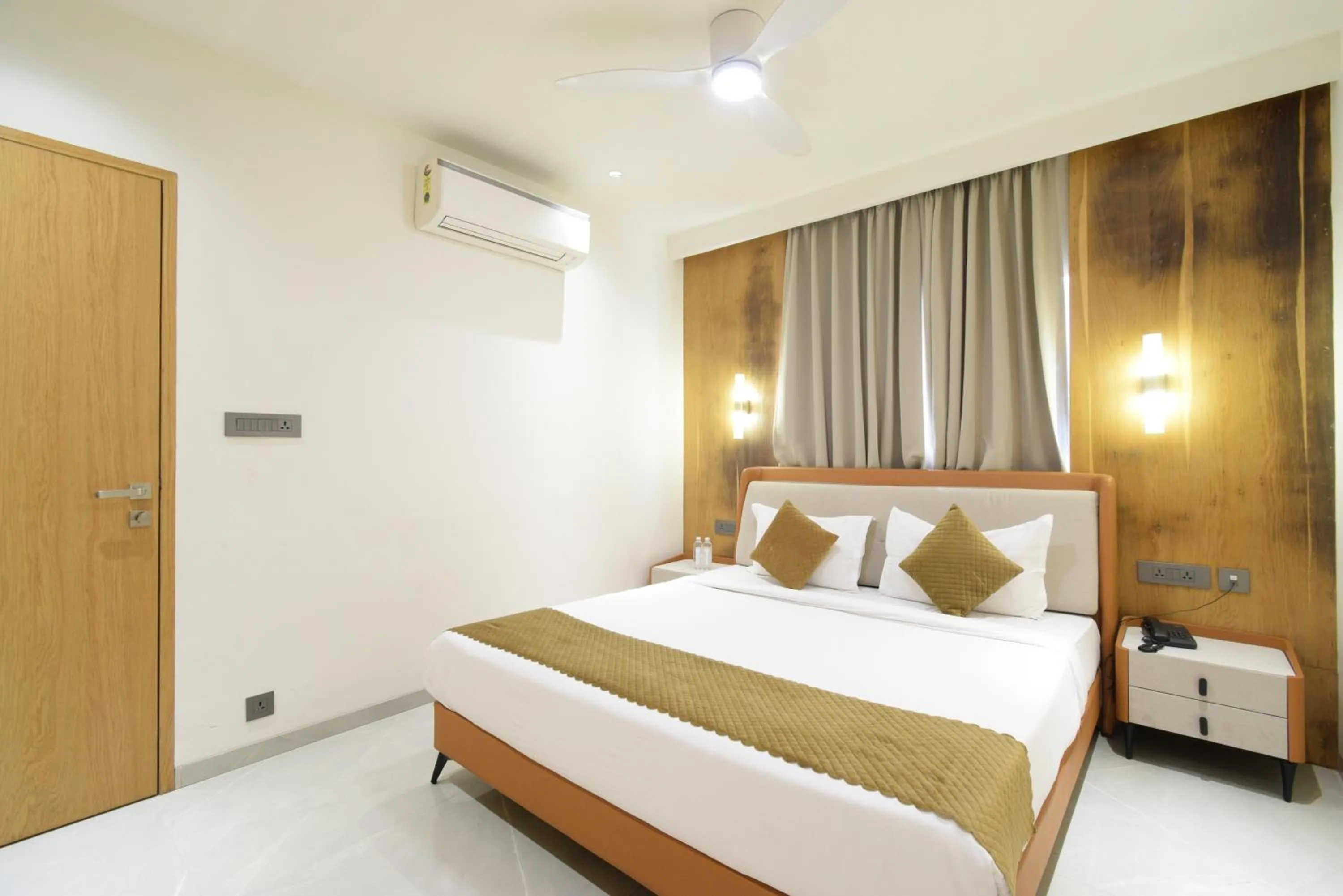Bedroom, Bed in Hotel TAAR TANGERINE Gachibowli