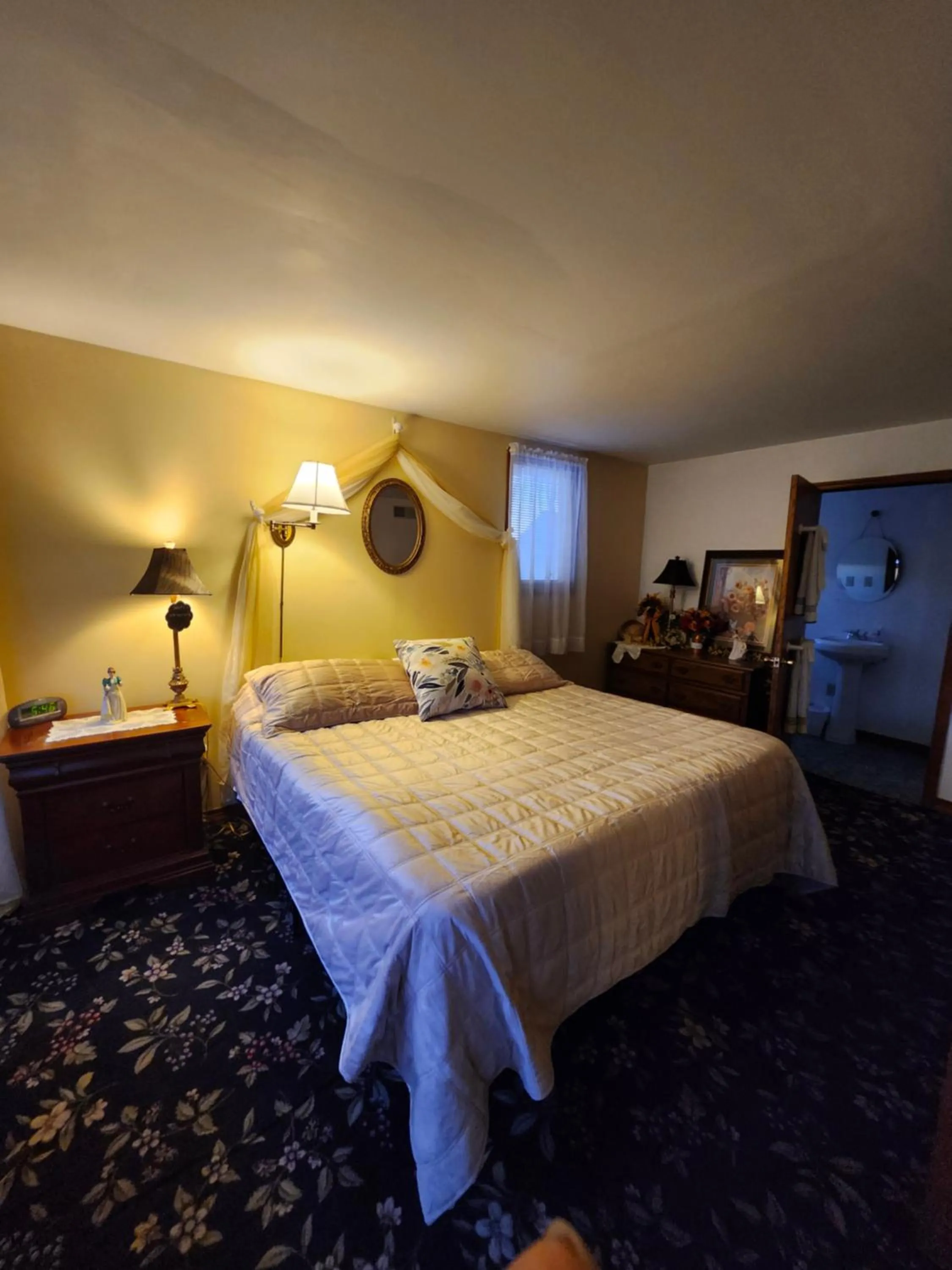 Bed in The White Birch Inn