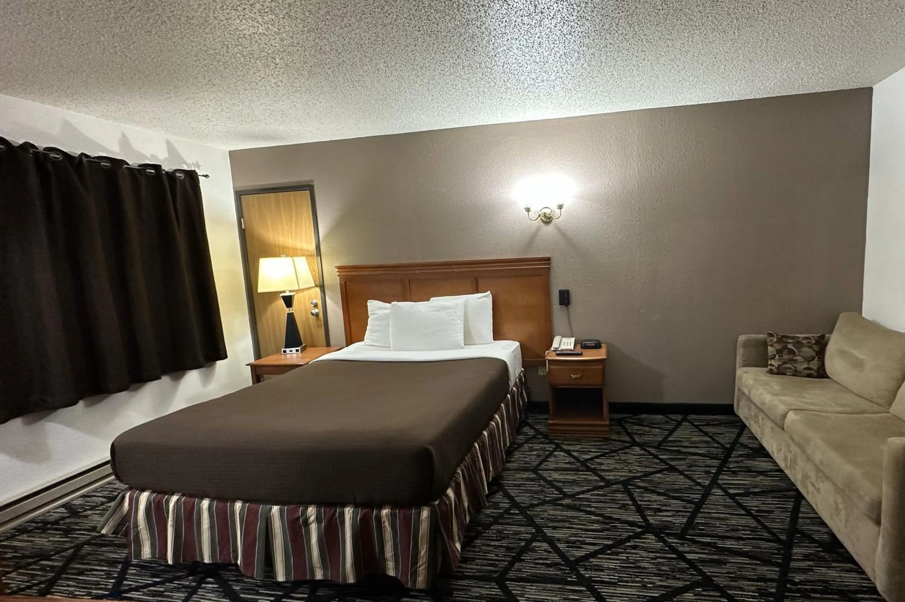 Bedroom, Bed in Woodland Inn & Suites