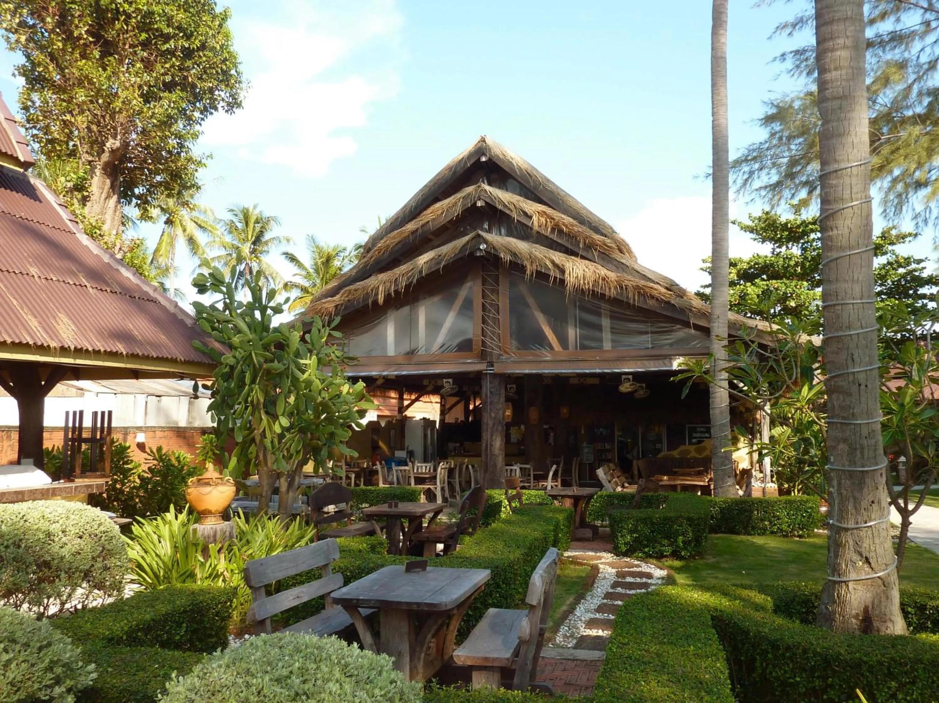 Restaurant/places to eat in Lanta Castaway Beach Resort